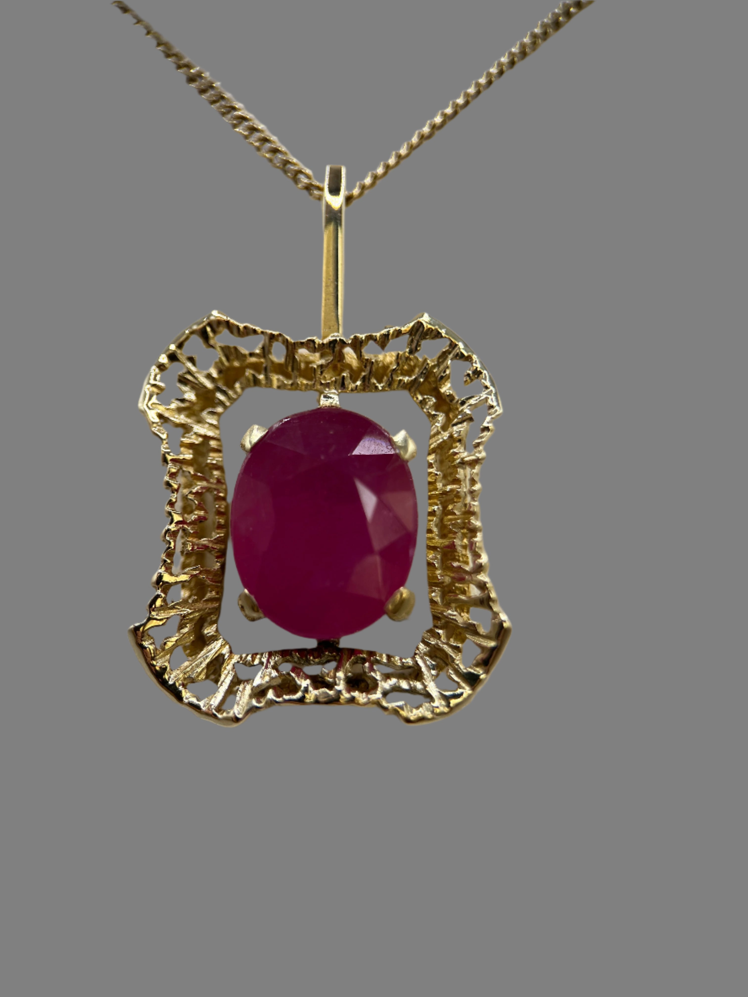 14 Carat Yellow Gold Vintage Necklace with Pendant – 5.20 ct Ruby