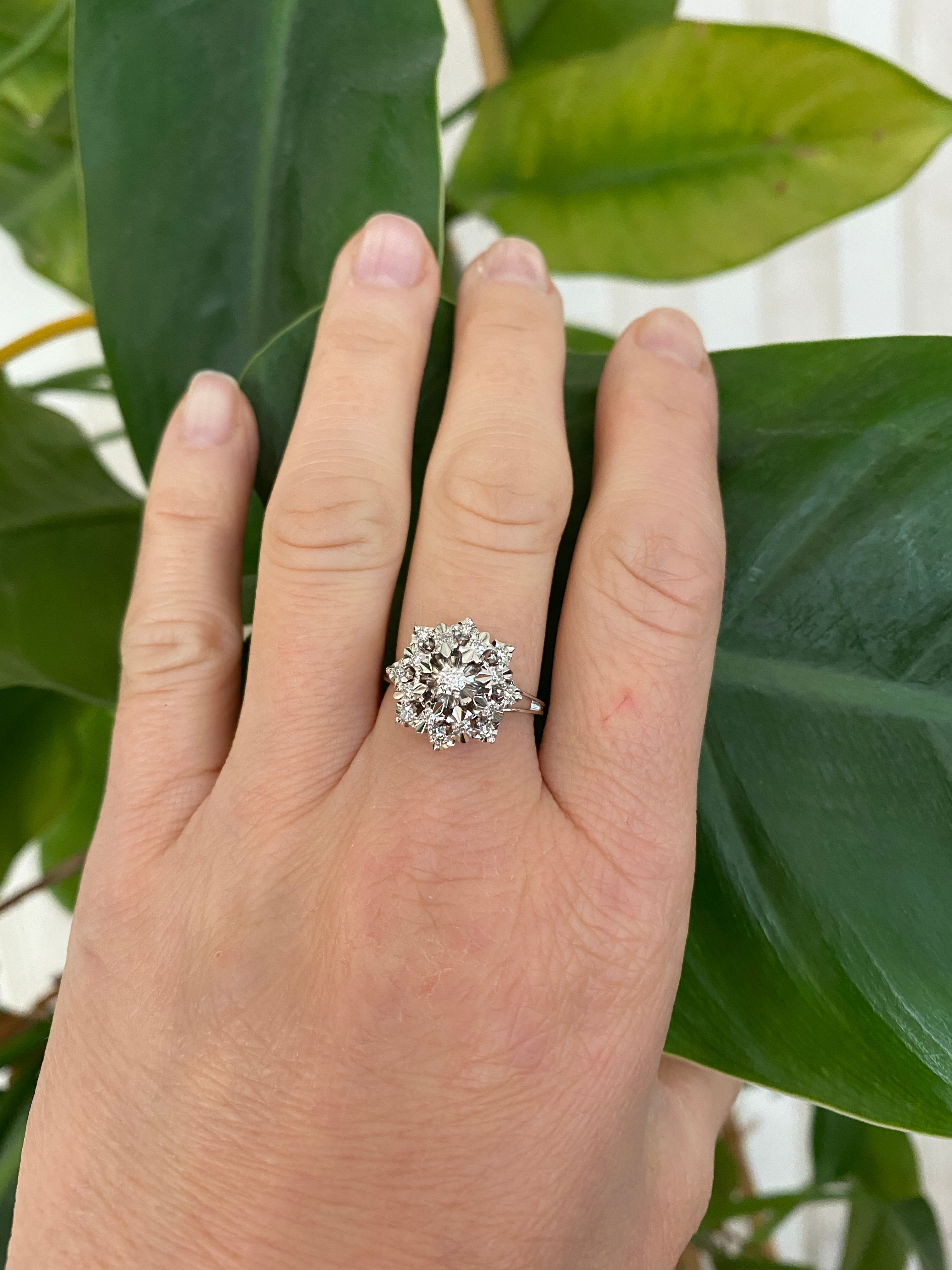 Vintage 18 kt White Gold Rosette Cluster Diamonds ring