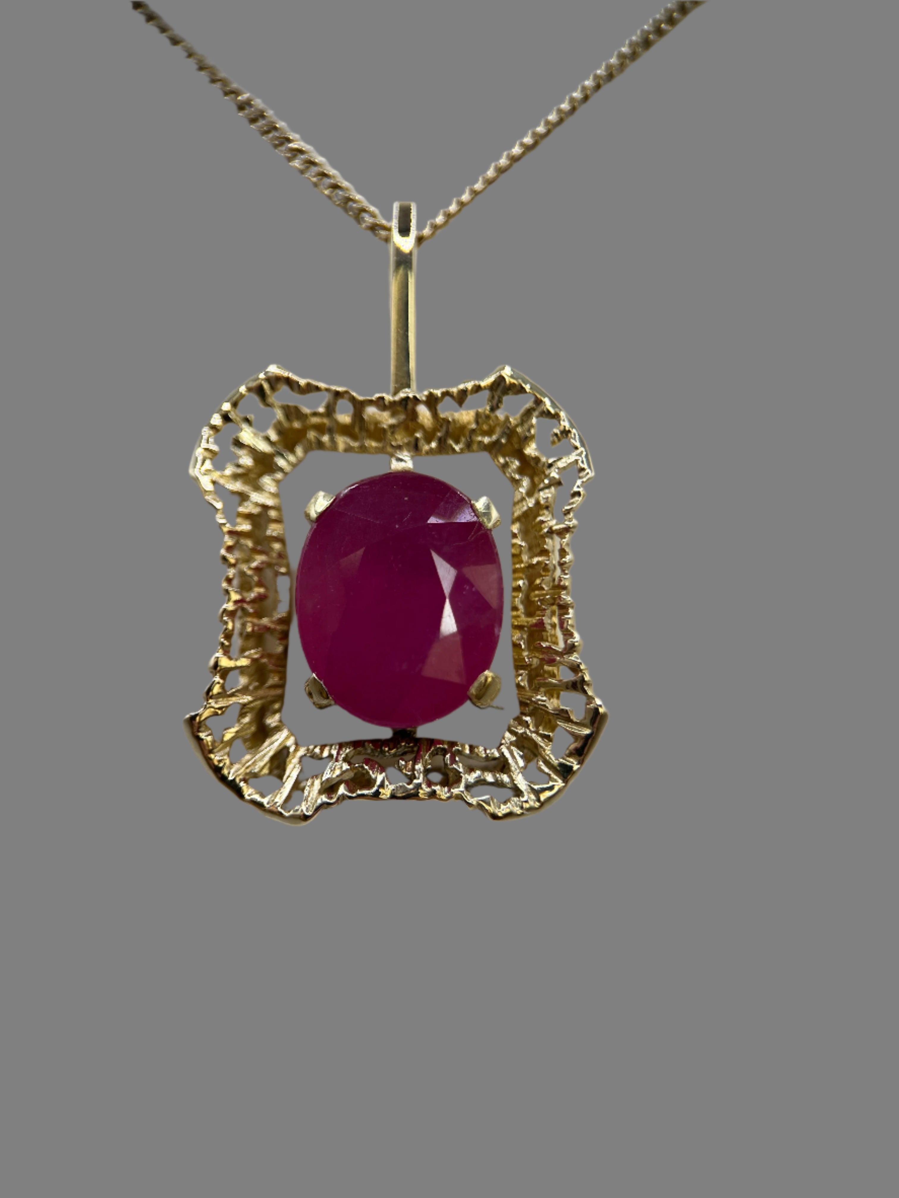14 Carat Yellow Gold Vintage Necklace with Pendant – 5.20 ct Ruby