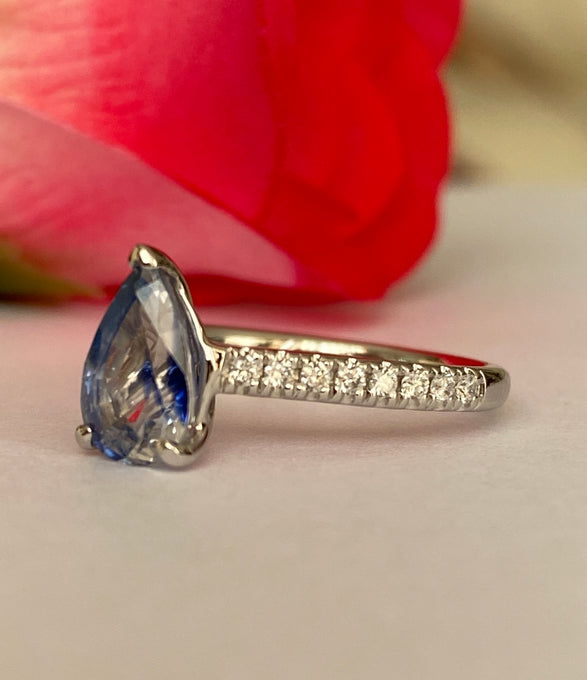 ALGT Certified 1.90 Carat Ceylon  Sapphire & Diamond Cocktail Ring in White gold