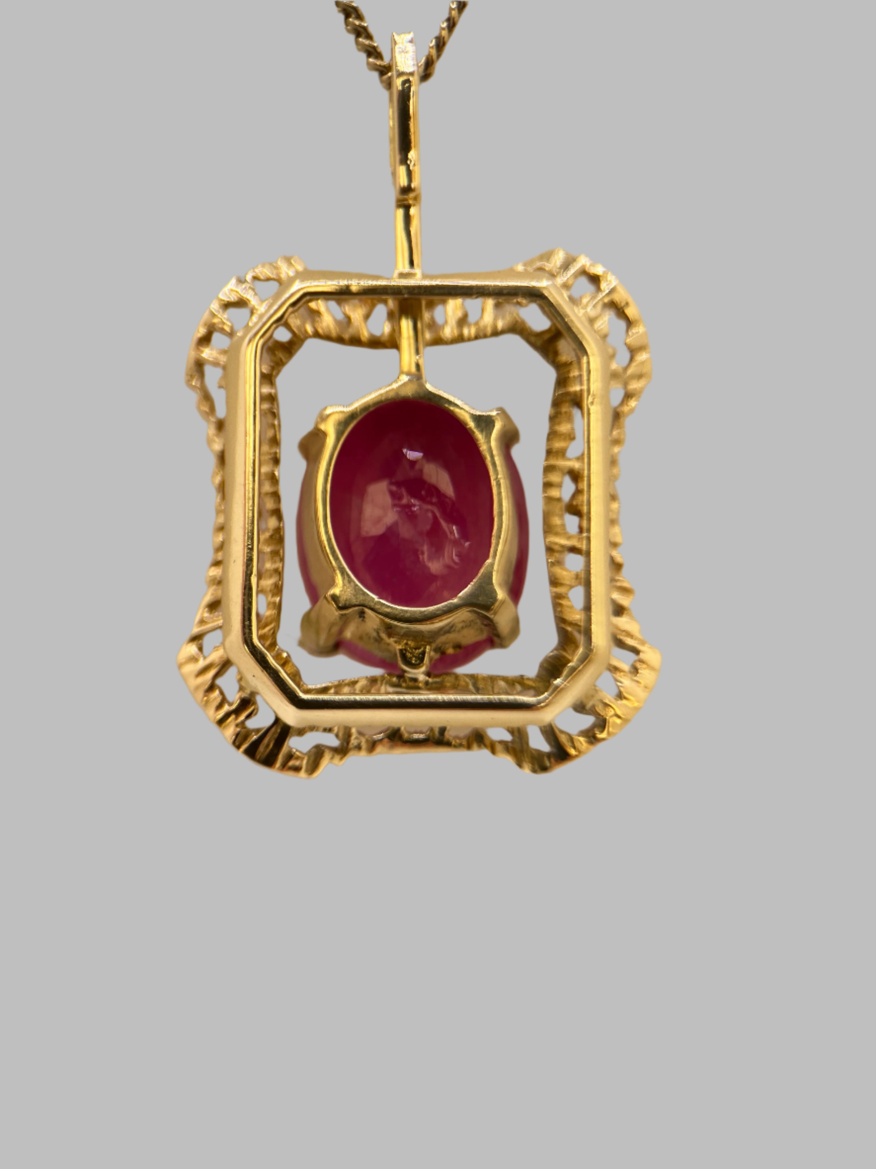 14 Carat Yellow Gold Vintage Necklace with Pendant – 5.20 ct Ruby