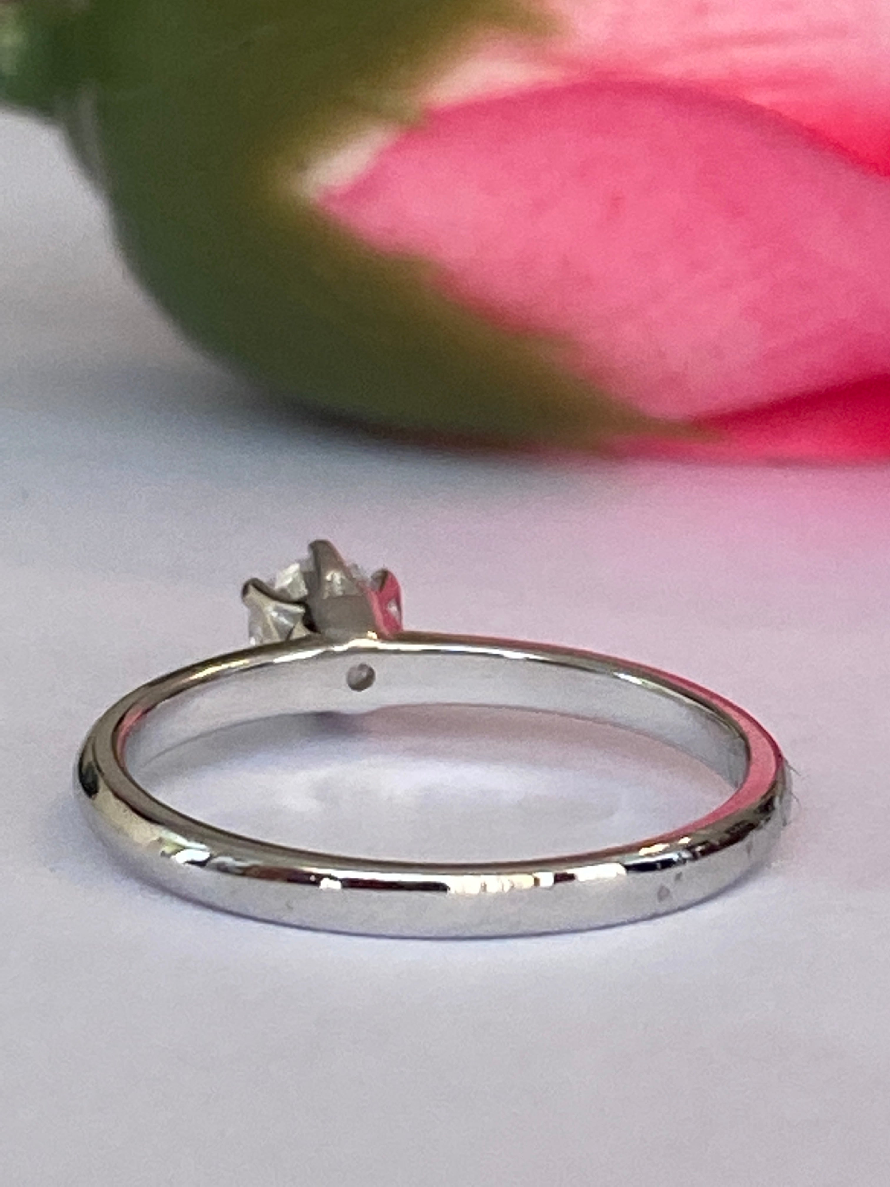 GIA Certified 0.30ct Diamond Engagement Ring 18 kt Gold