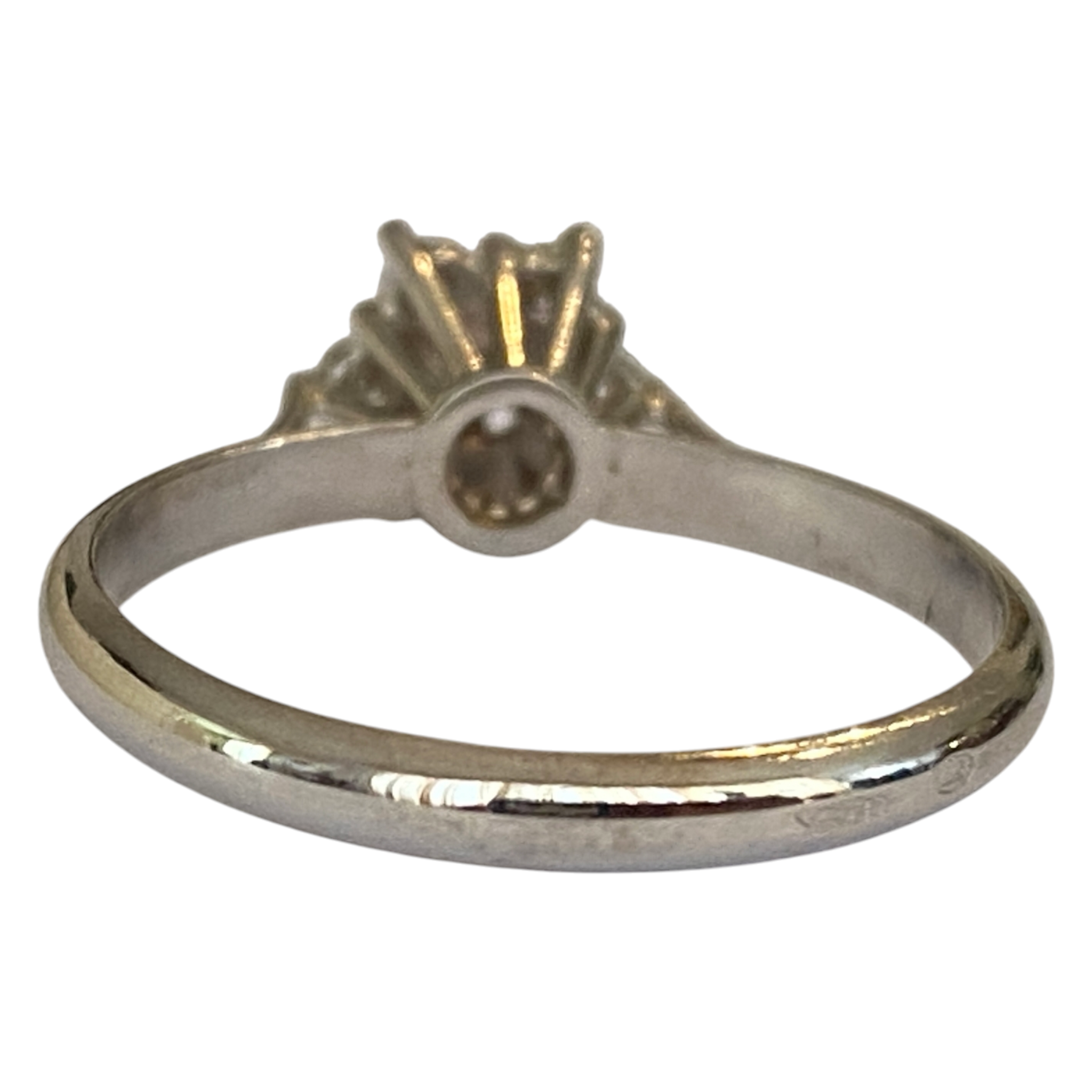 Vintage White Gold Rosette Ring Diamonds – A Timeless Treasure