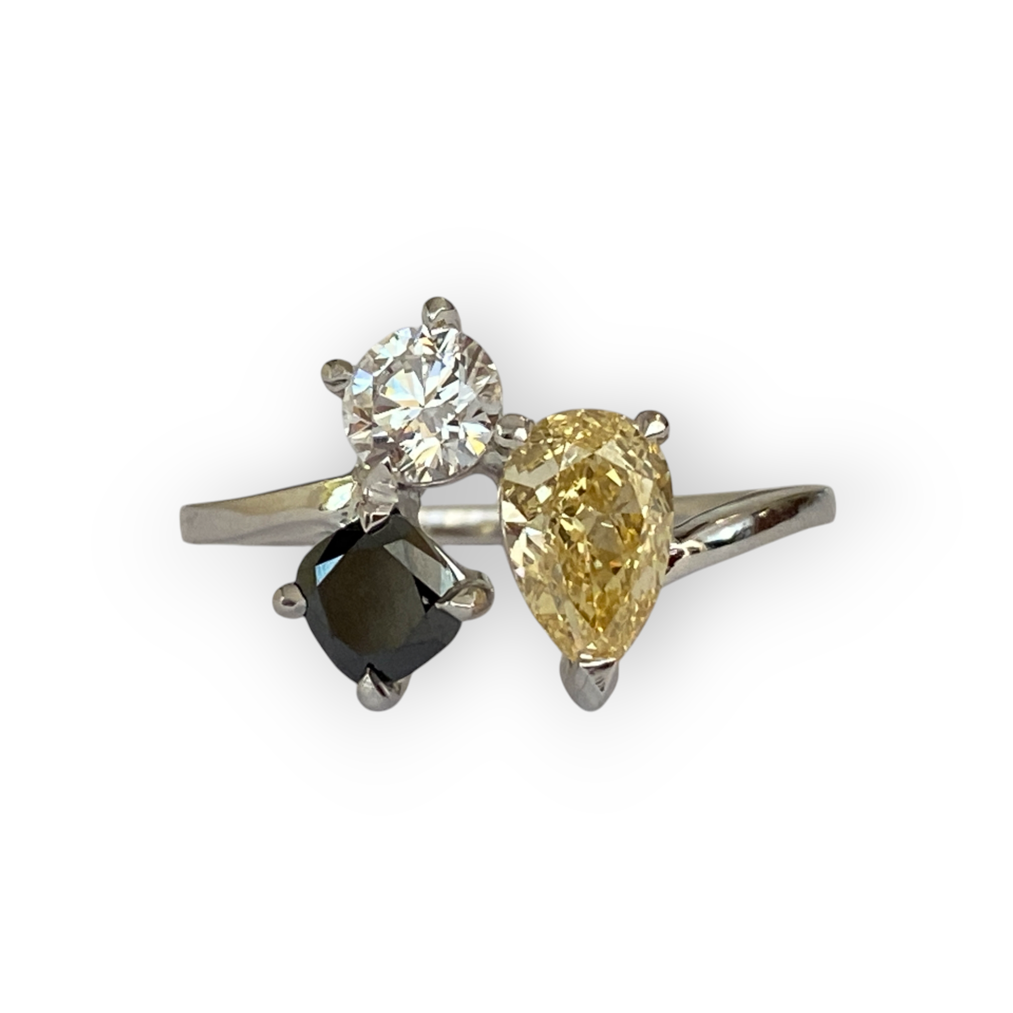 Exquisite 18K White Gold Engagement Ring – A Masterpiece of Contrast & Brilliance