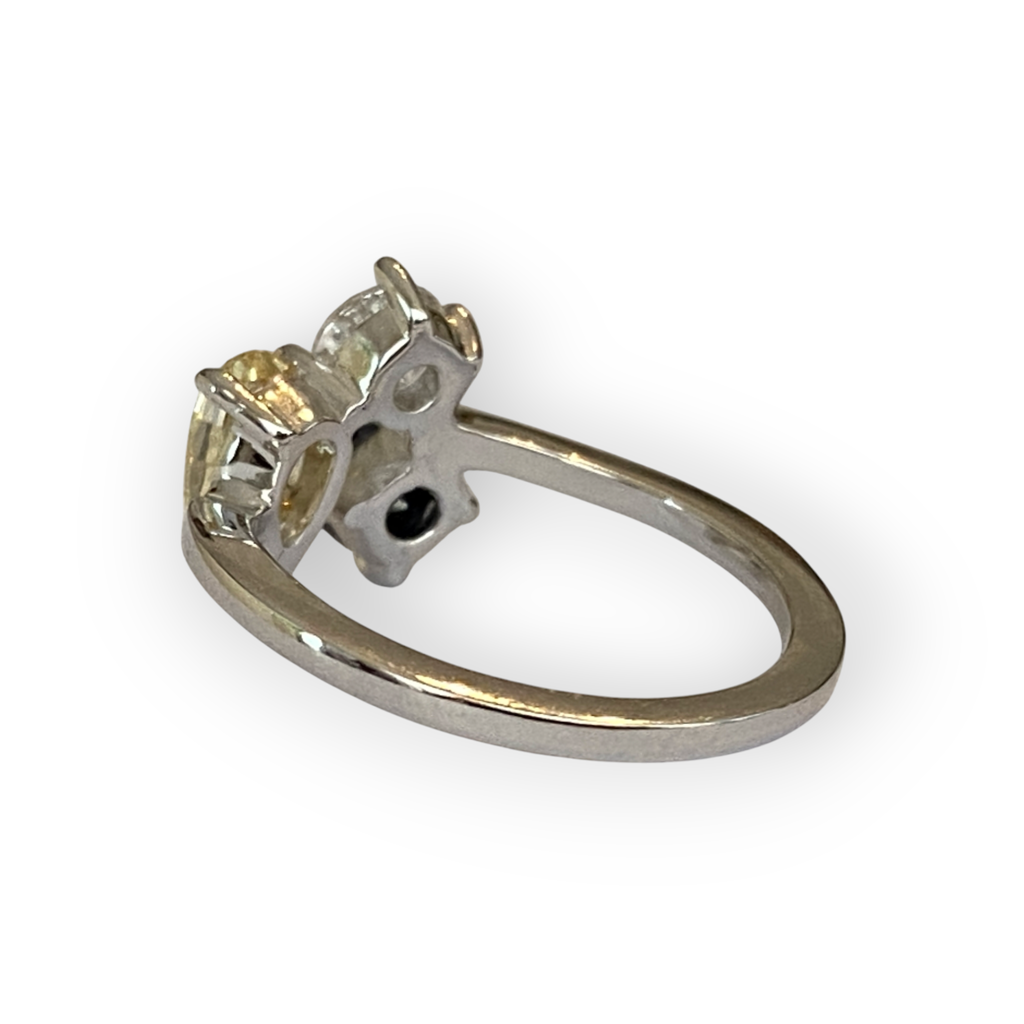 Exquisite 18K White Gold Engagement Ring – A Masterpiece of Contrast & Brilliance