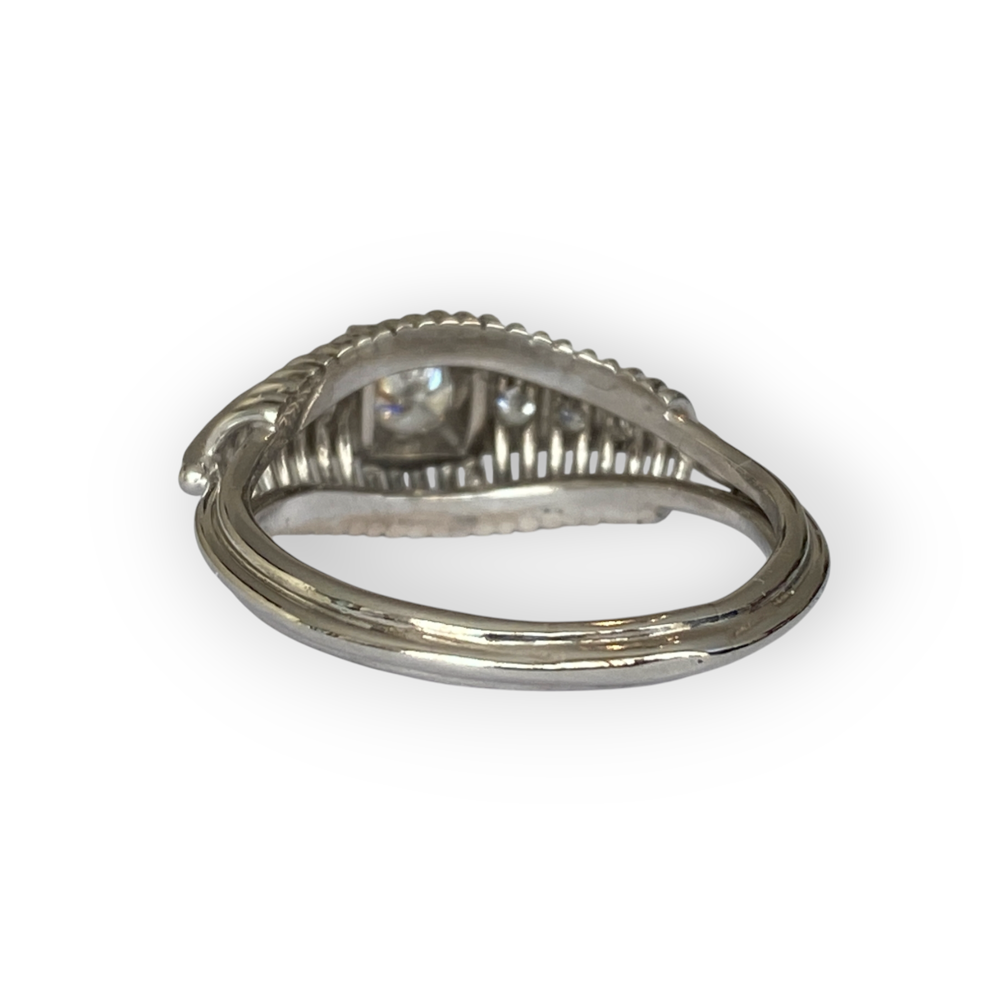 Vintage 18 kt White Gold Engagement Diamonds  Ring – A Timeless Treasure