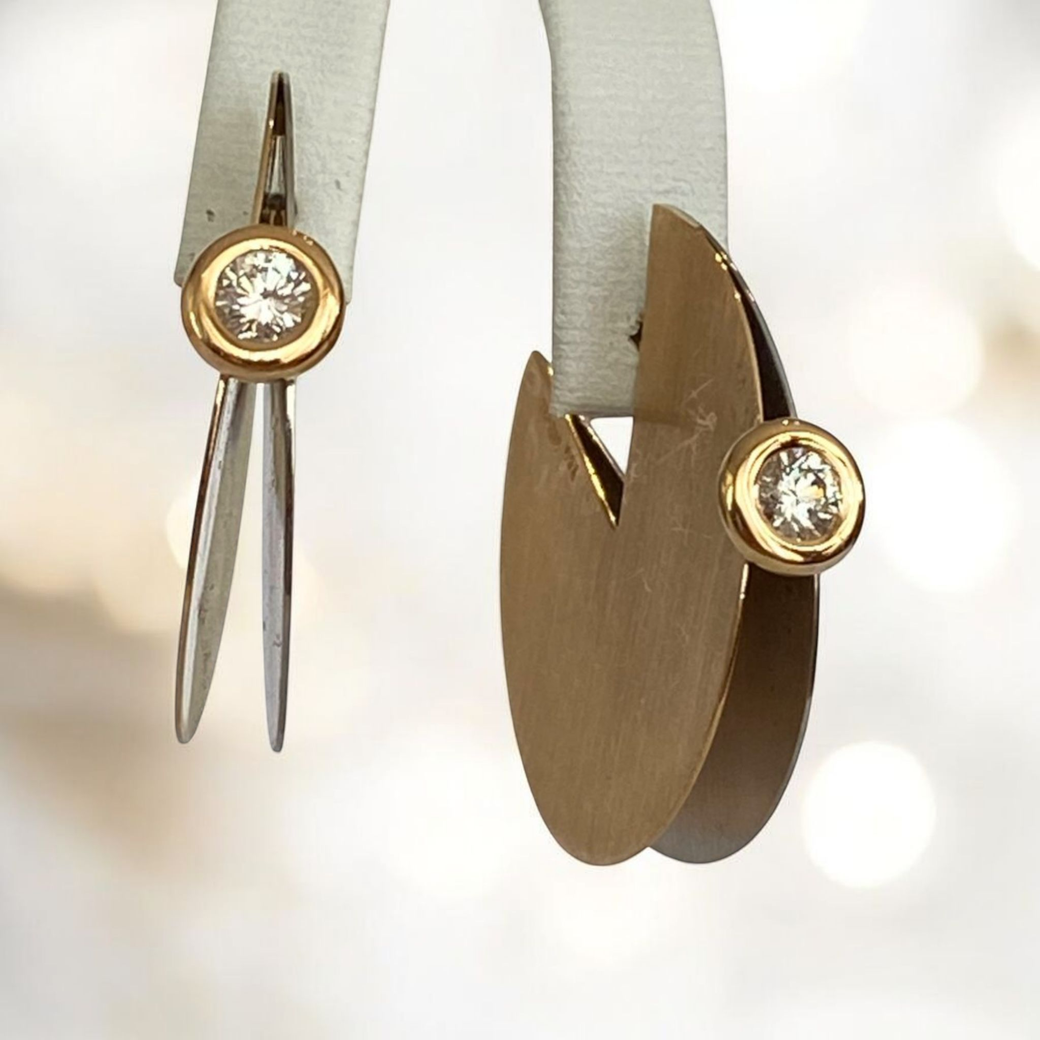 Biegel Frankfurt, Platinum / 18 kt yellow gold stud solitaire diamond  earrings