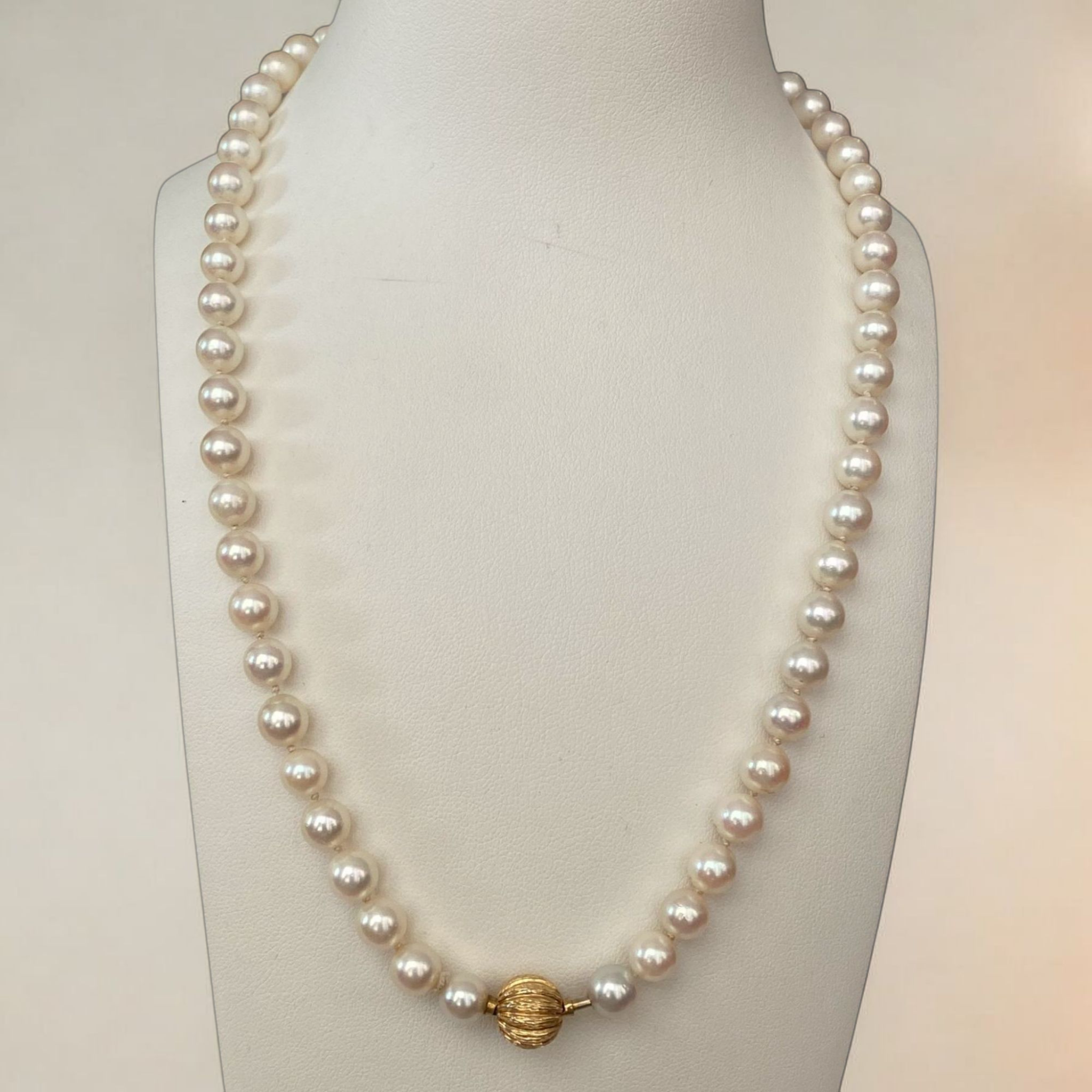 Akoya pearl necklace with 18 kt yellow gold clasp