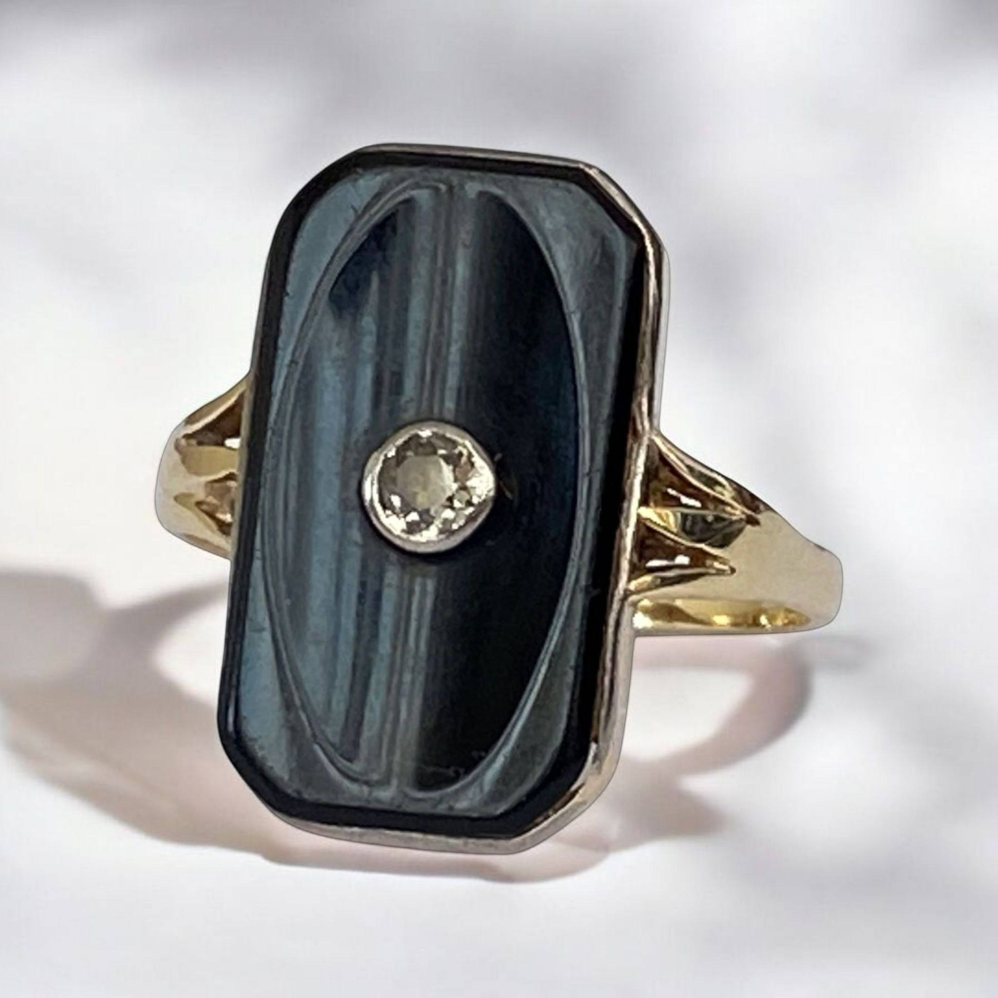 Vintage 14 kt yellow gold  onyx ring  with old cut diamond