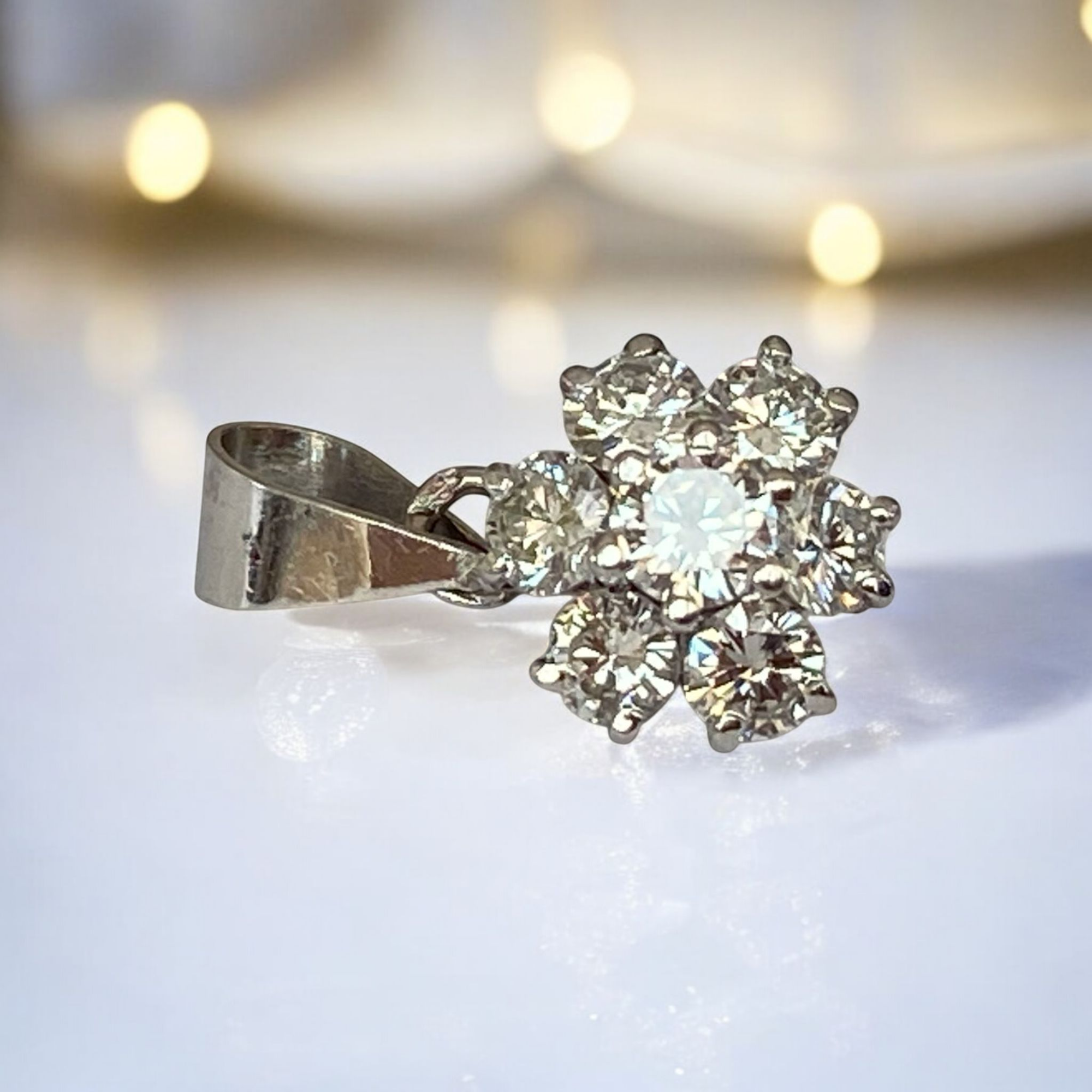 Elegant 14 kt white gold Diamond rosette pendant