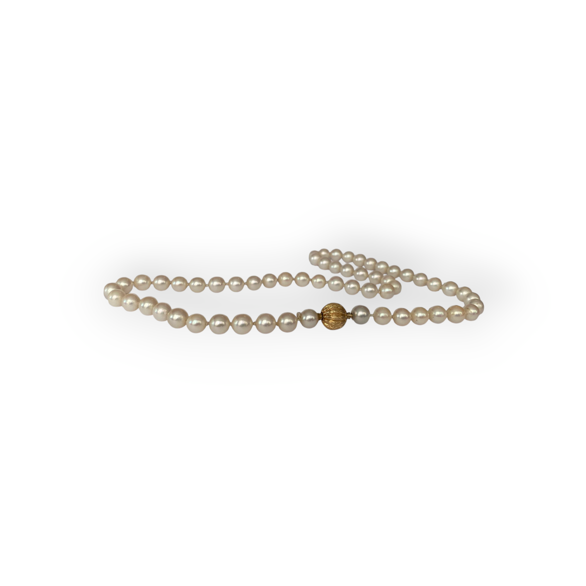 Akoya pearl necklace with 18 kt yellow gold clasp