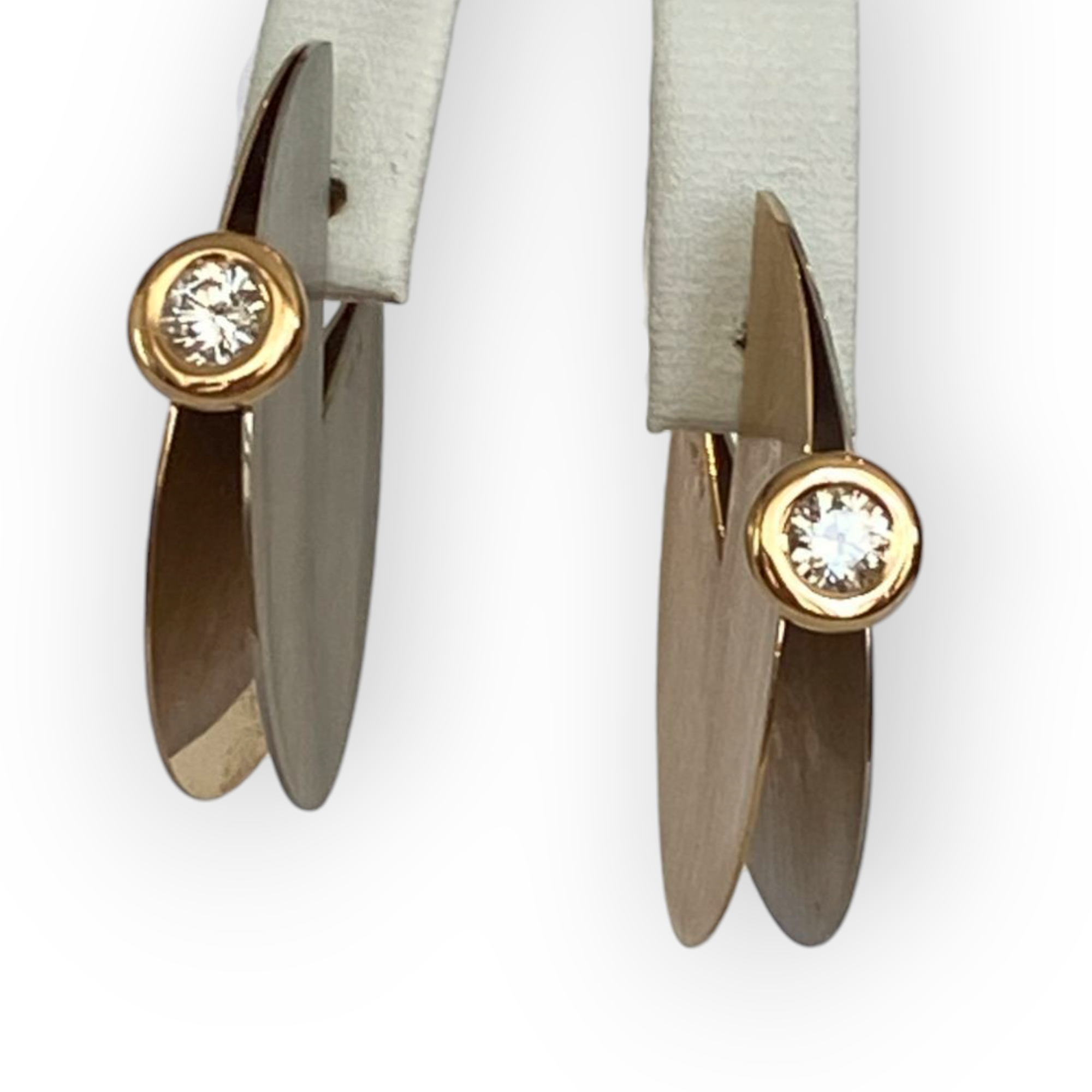 Biegel Frankfurt, Platinum / 18 kt yellow gold stud solitaire diamond  earrings