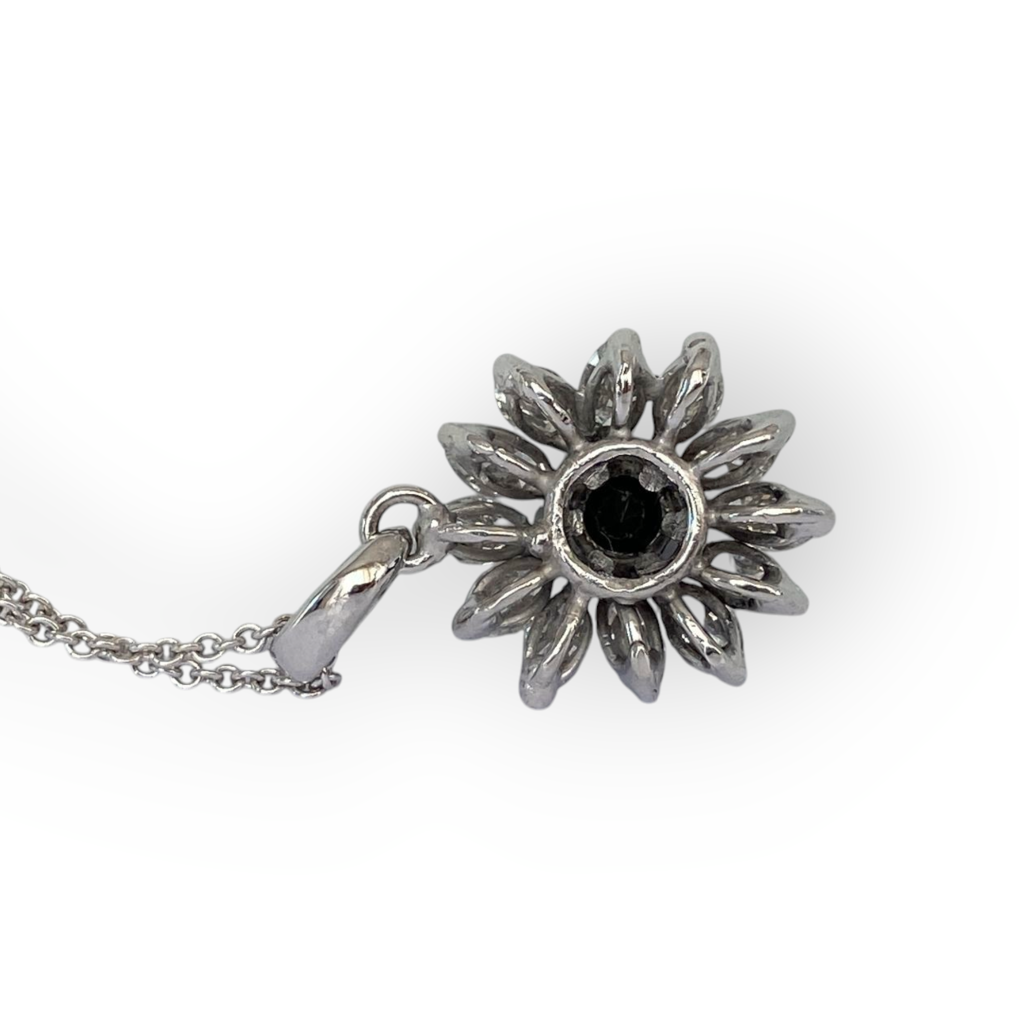 White Gold Collier with Designer Flower Diamond Pendant