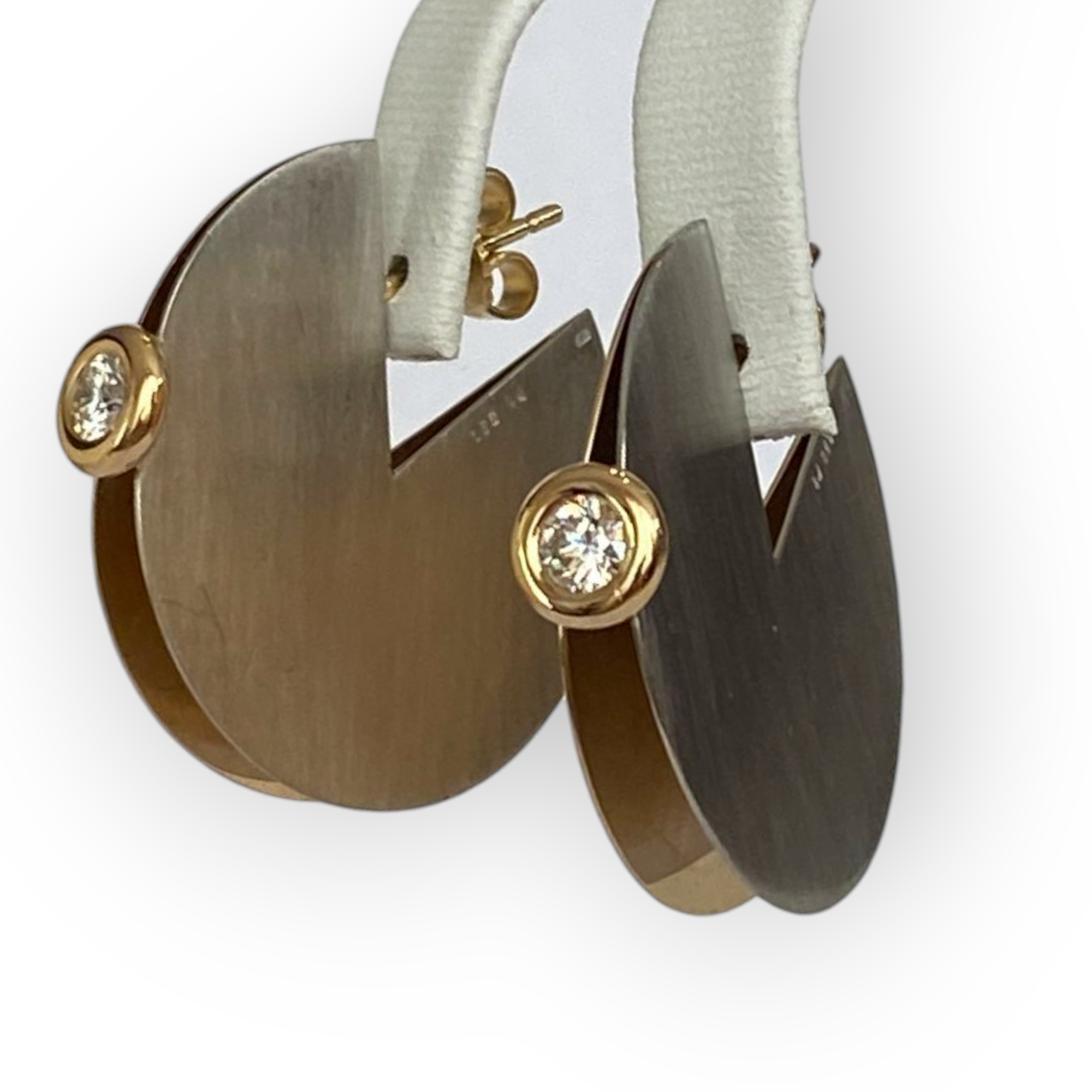 Biegel Frankfurt, Platinum / 18 kt yellow gold stud solitaire diamond  earrings