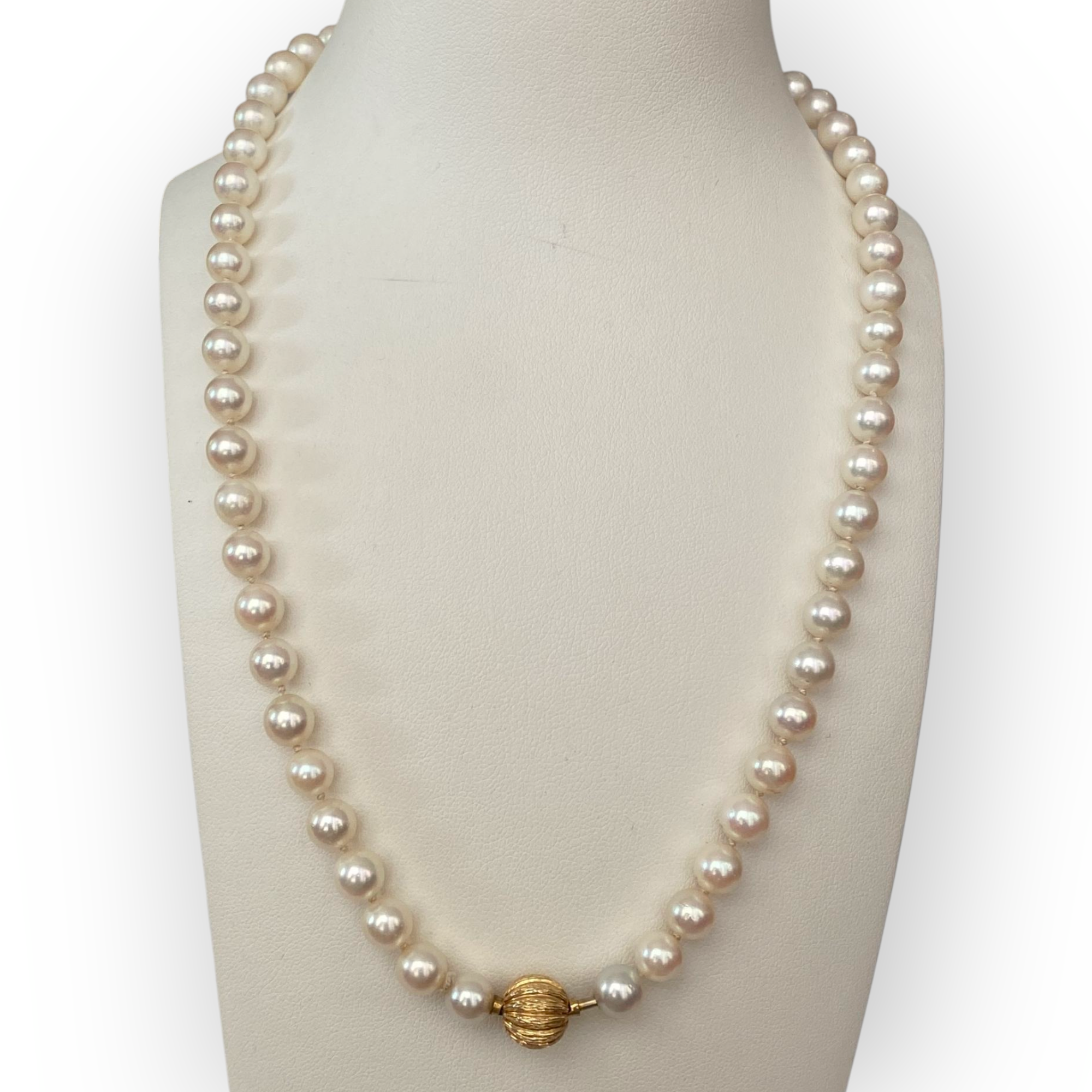 Akoya pearl necklace with 18 kt yellow gold clasp