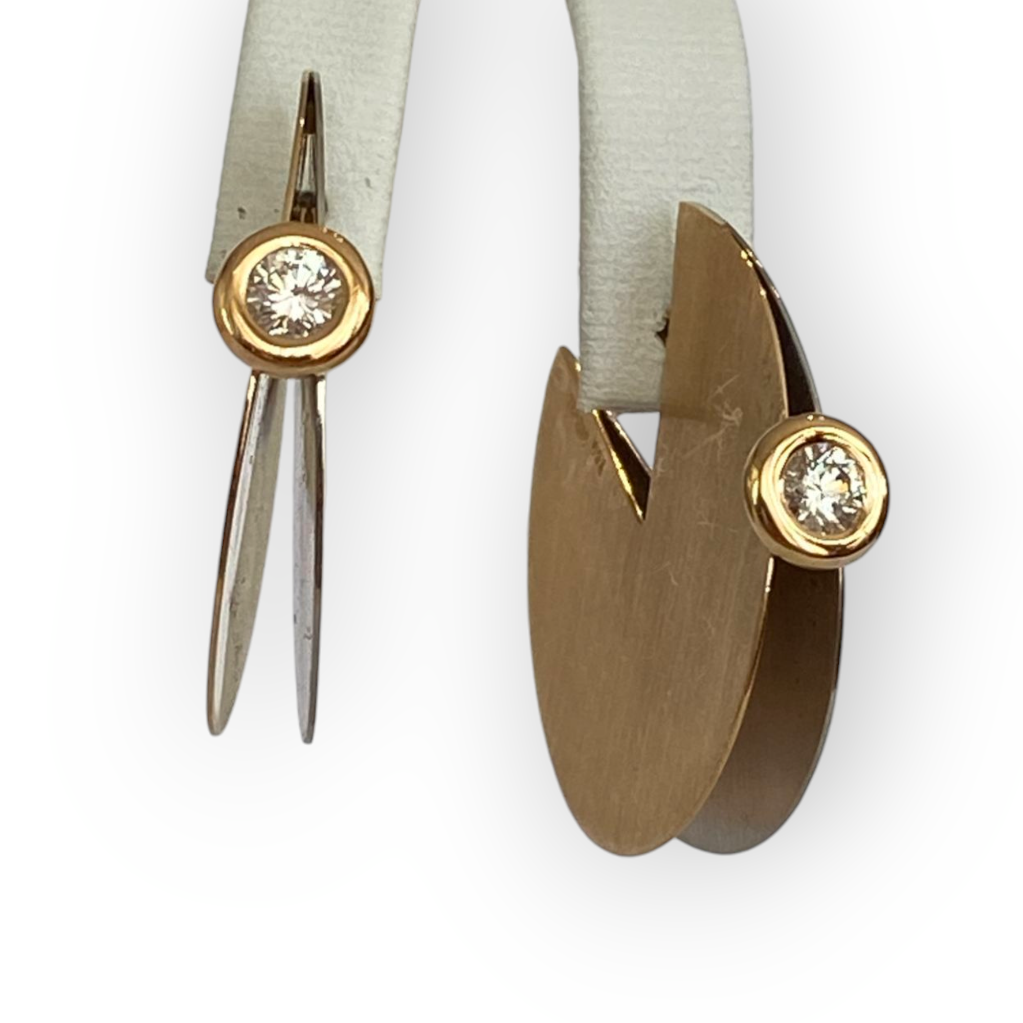 Biegel Frankfurt, Platinum / 18 kt yellow gold stud solitaire diamond  earrings