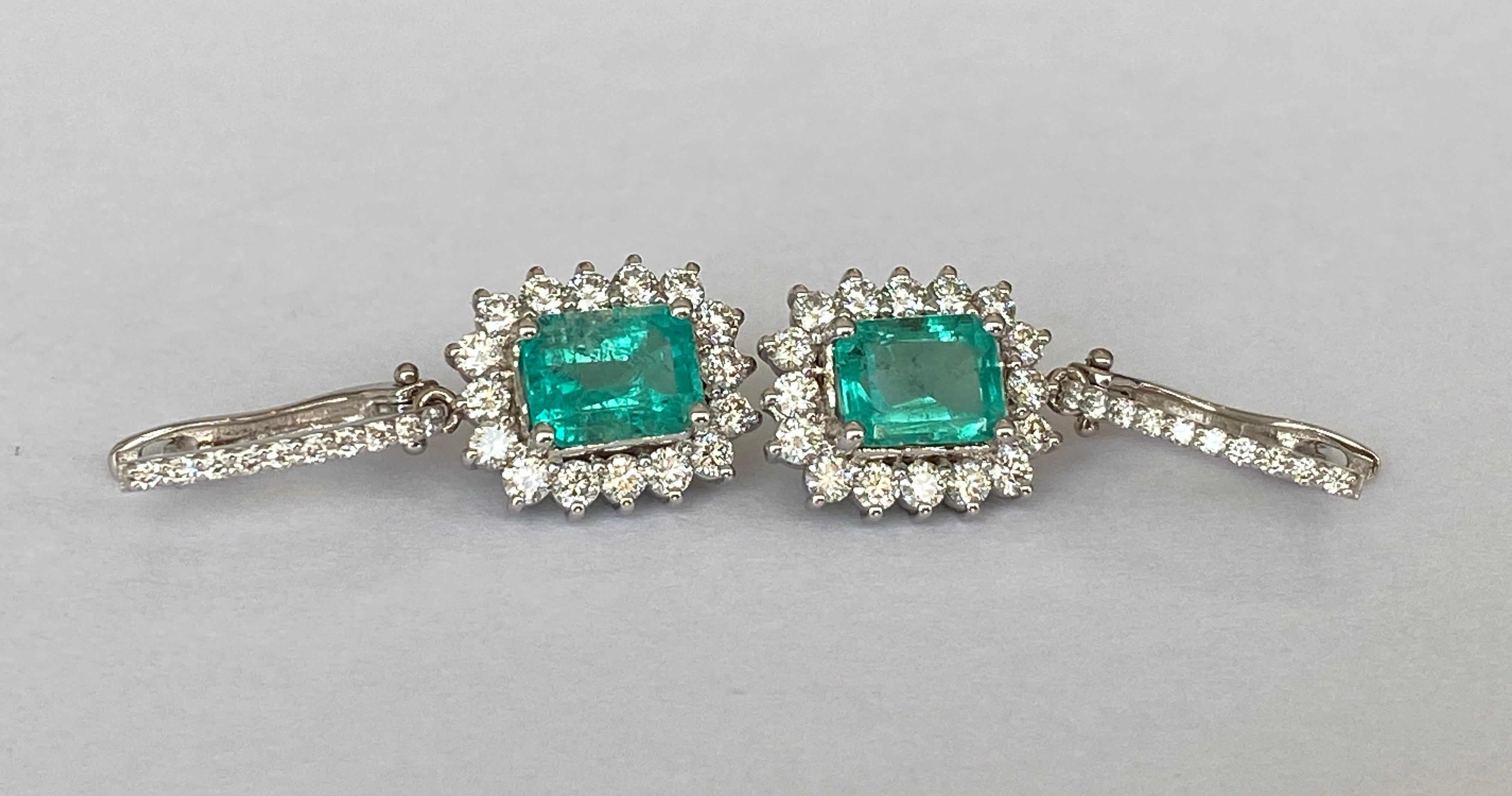 Certified 18 kt. White gold Dangle Earrings with Emerald and  Diamonds