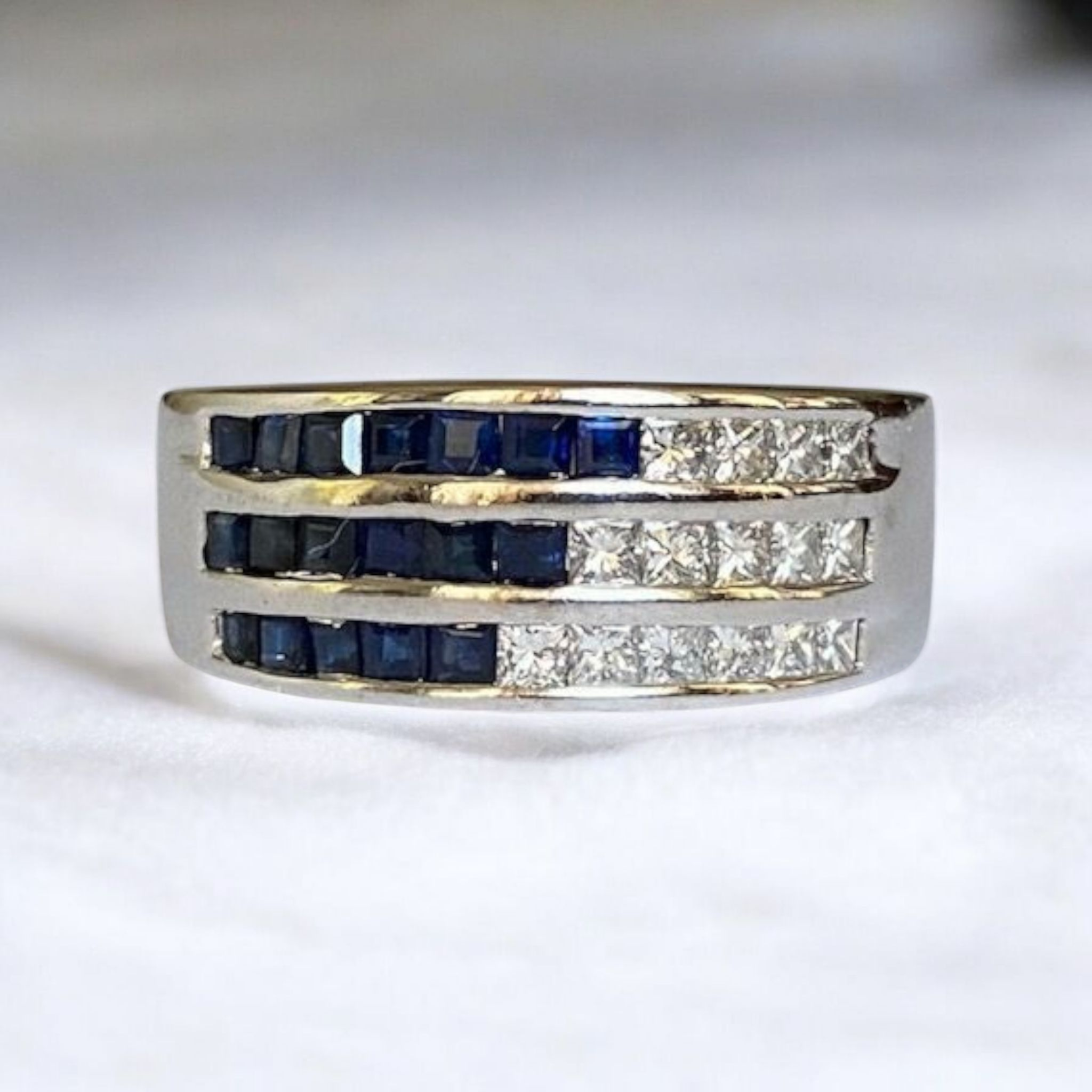 18 Kt White Gold Band Ring with 0.30 Ct Diamonds & Sapphires