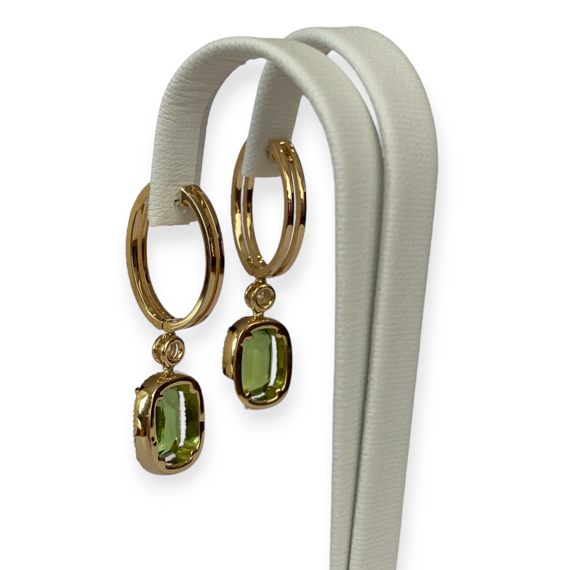 Certified 8.15 carat Peridot and Diamonds earrings in 18 kt yellow gold