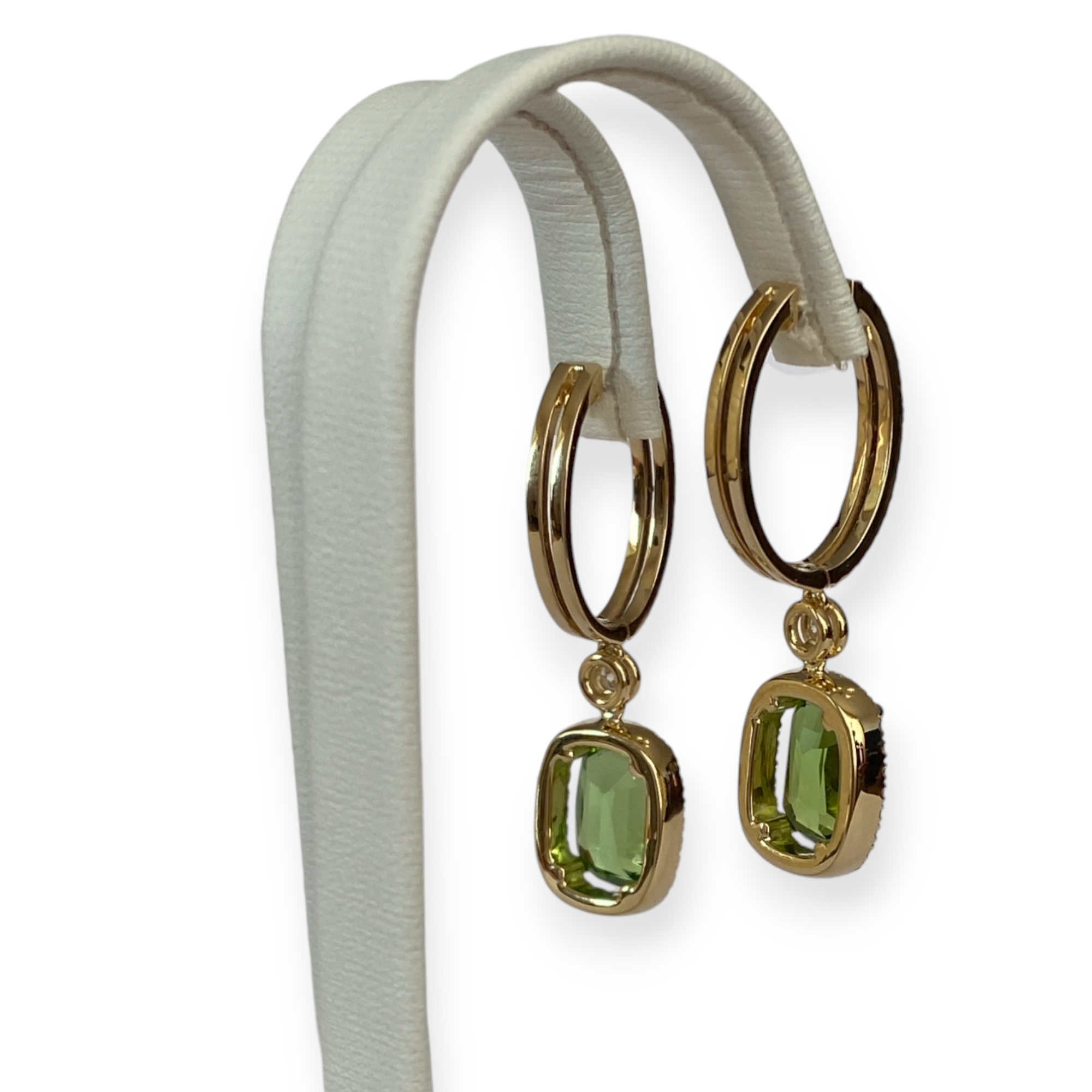 Certified 8.15 carat Peridot and Diamonds earrings in 18 kt yellow gold