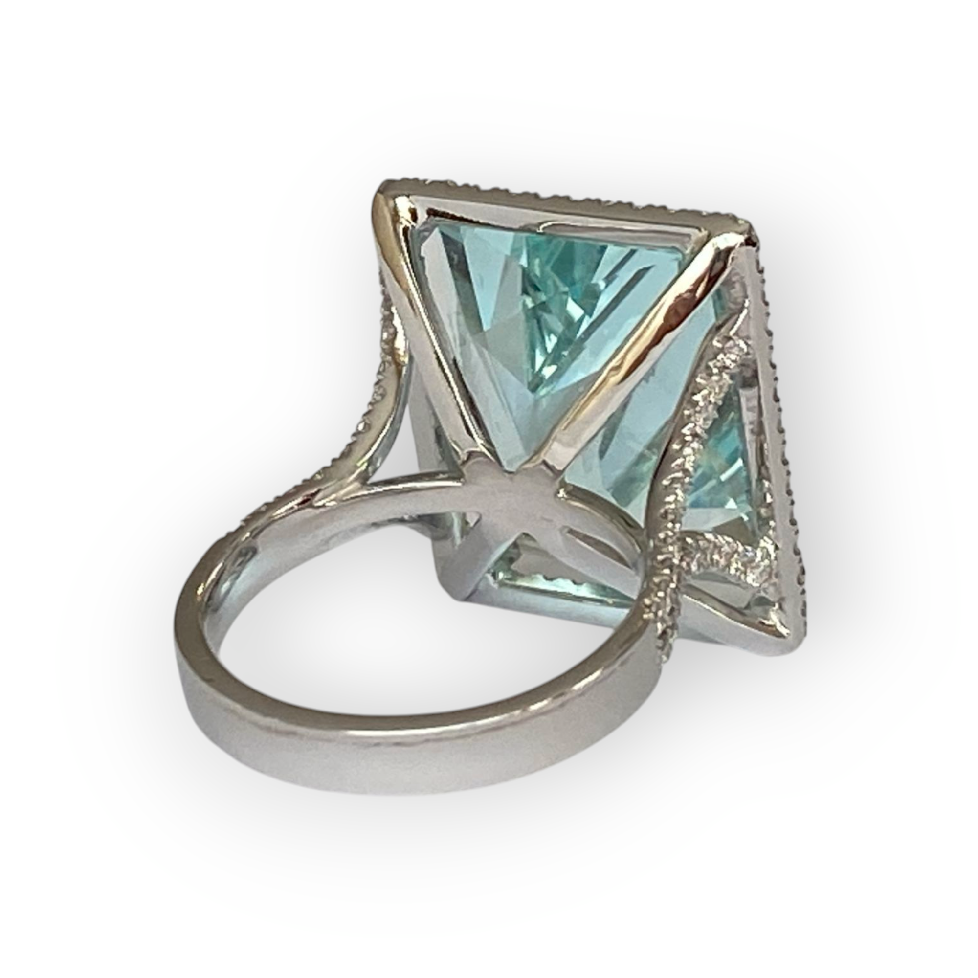 Certified 18K White hand made Gold Ring with 18.00 Ct Aquamarine & Diamonds