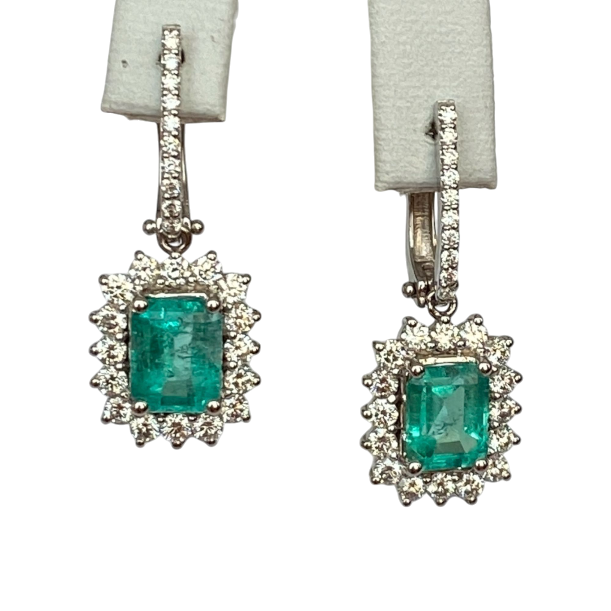 Certified 18 kt. White gold Dangle Earrings with Emerald and  Diamonds