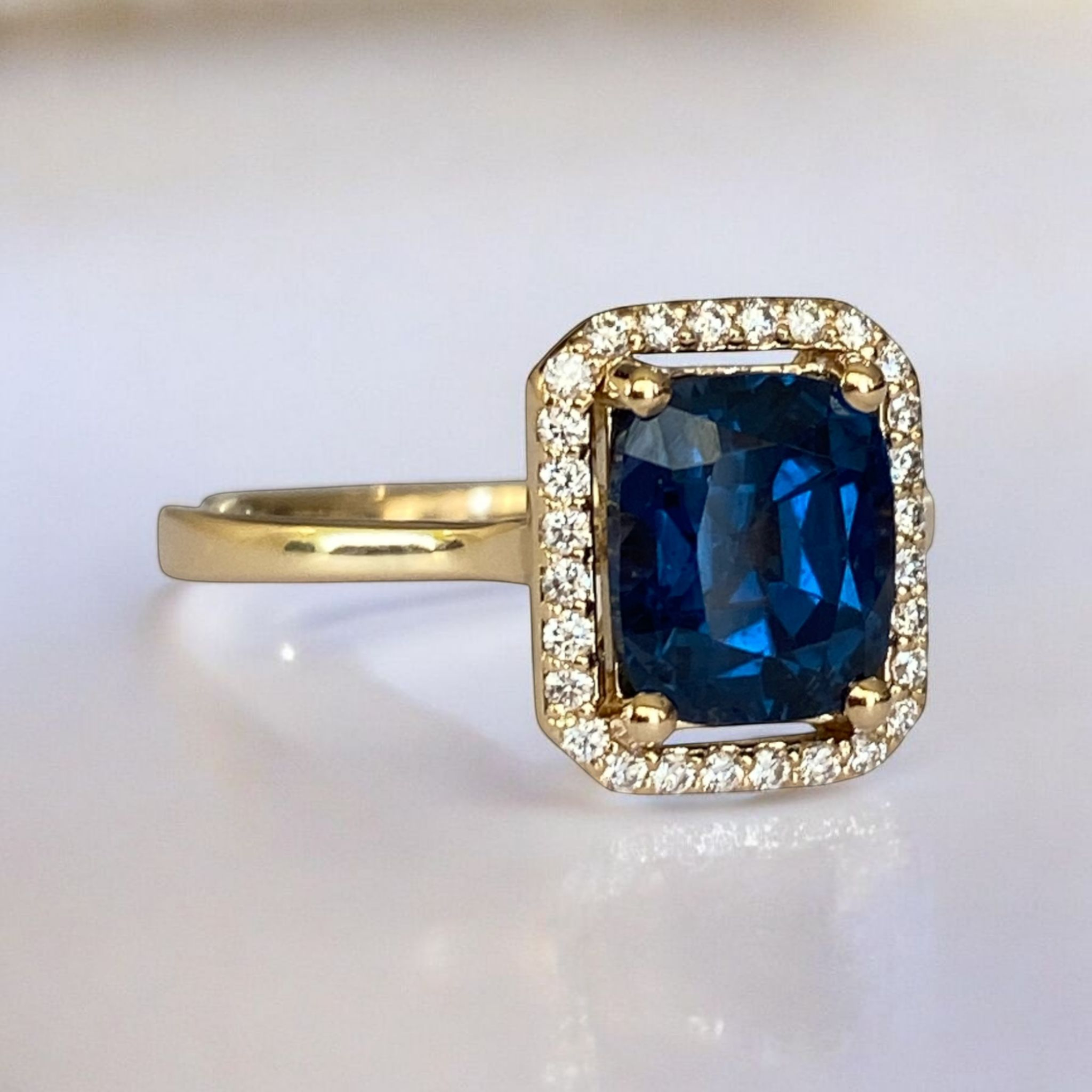 Certified 2.13ct Natural color change Spinel and Diamonds 18 kt gold ring