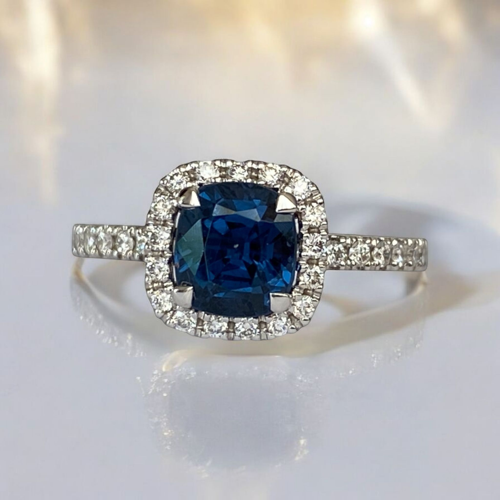 Certified 1.54 ct Natural color change Spinel and Diamonds 18 kt gold ring