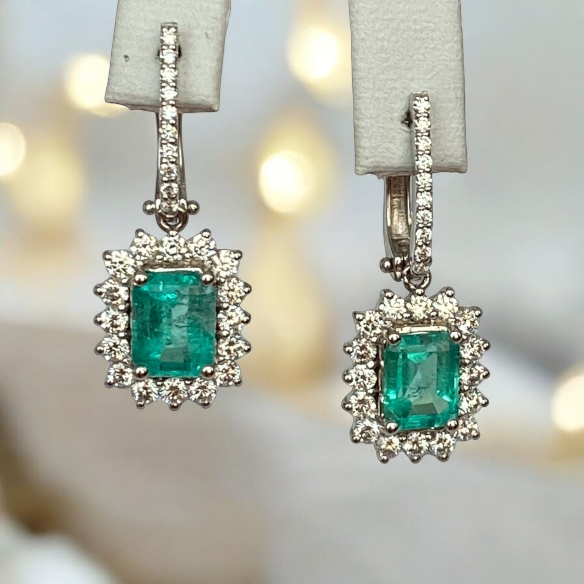 Certified 18 kt. White gold Dangle Earrings with Emerald and  Diamonds
