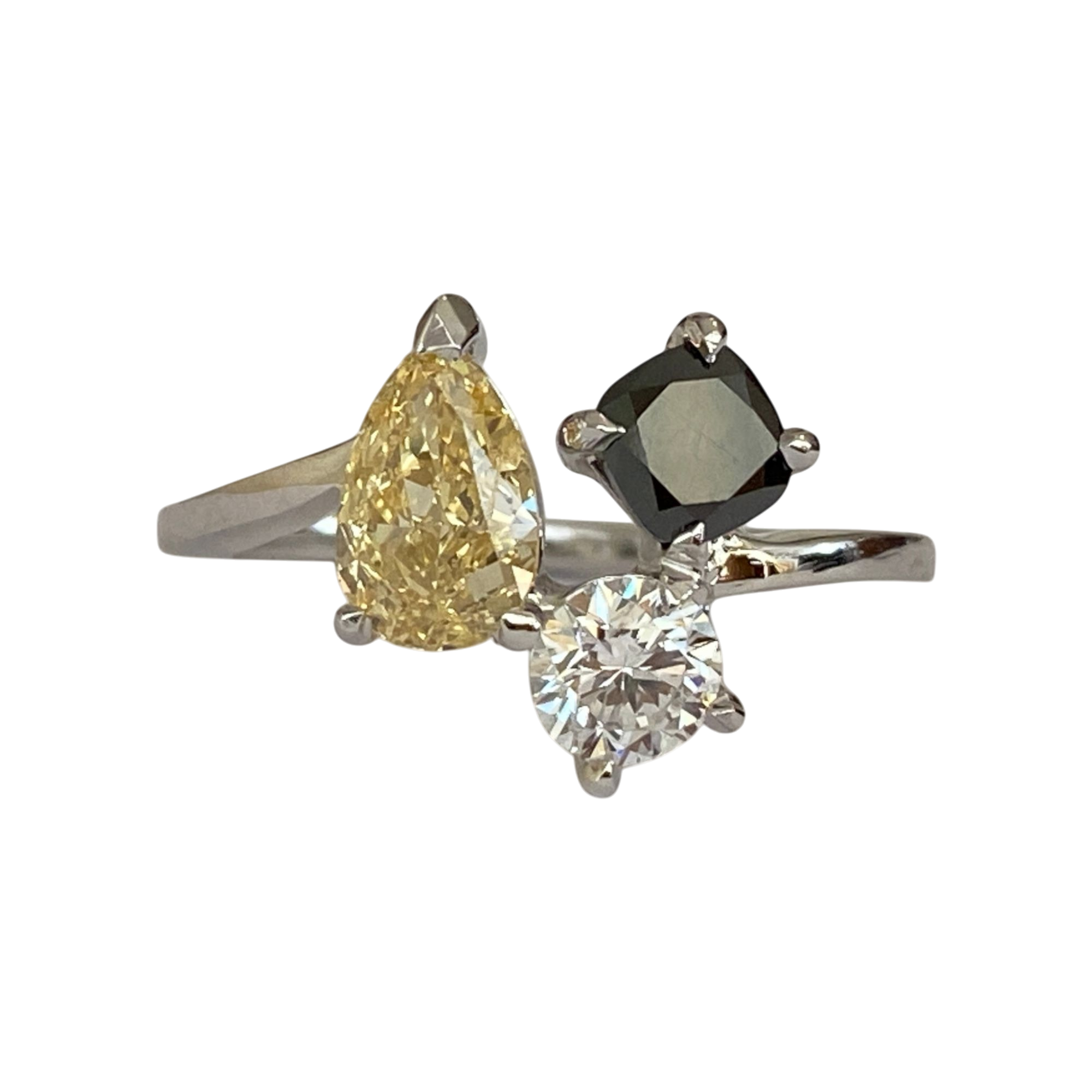 Exquisite 18K White Gold Engagement Ring – A Masterpiece of Contrast & Brilliance