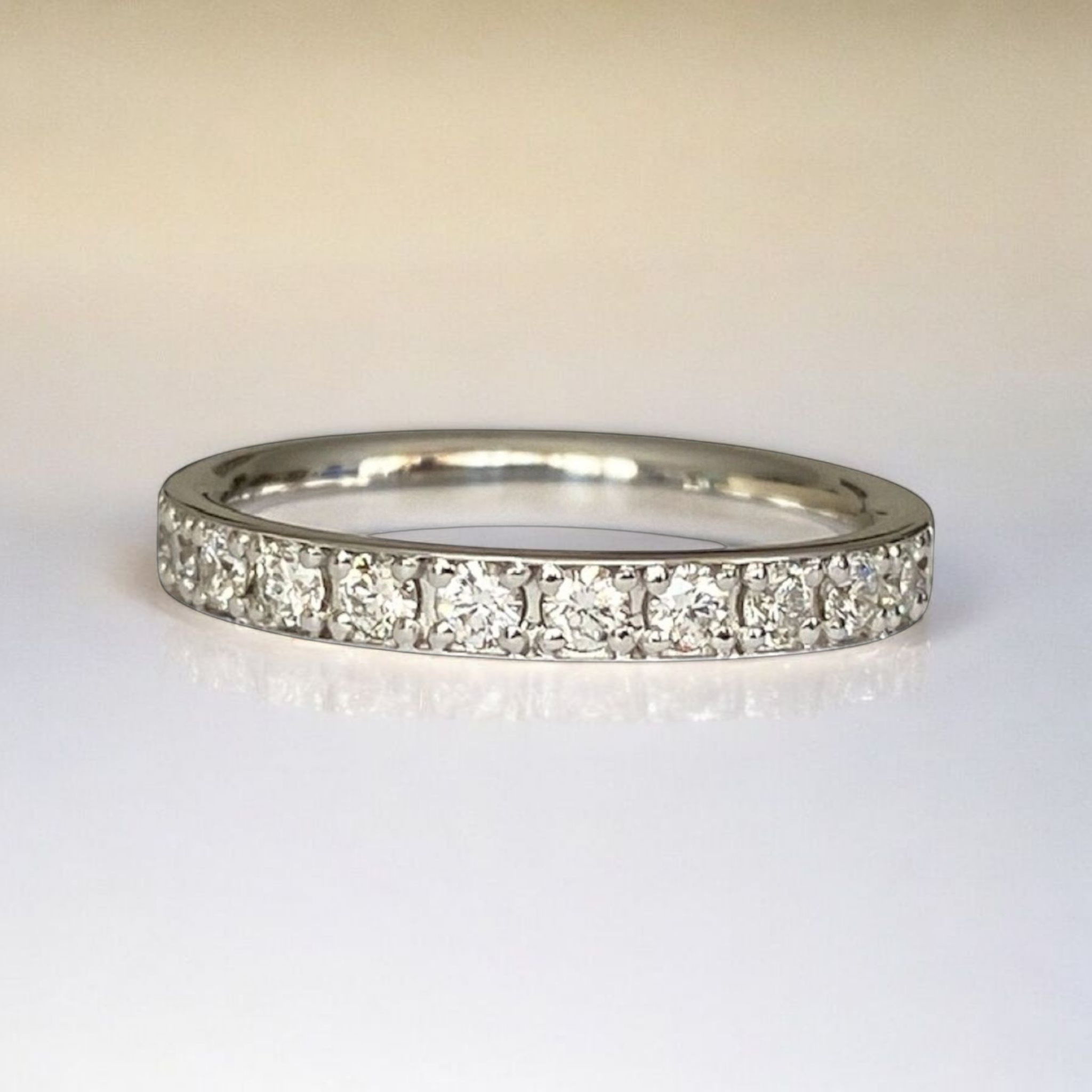 18 Kt White Gold Alliance Ring with 0.96 Ct Diamonds