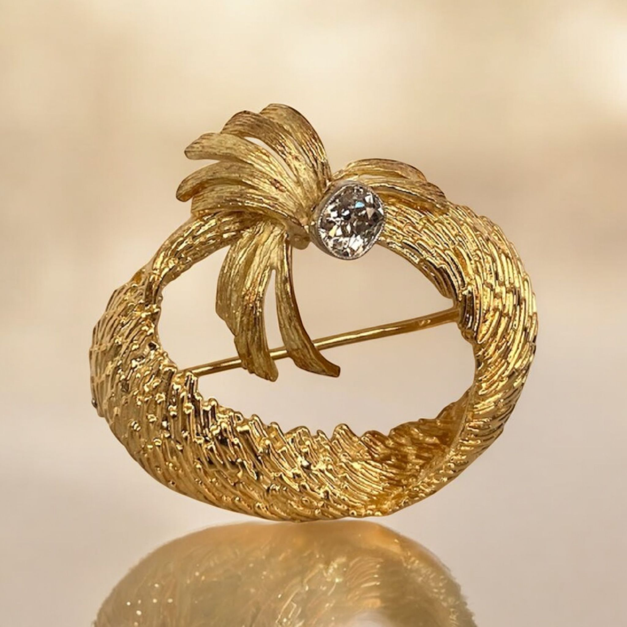 Art Nouveau 18 Kt Yellow Gold Brooch with 0.80 Ct Diamond