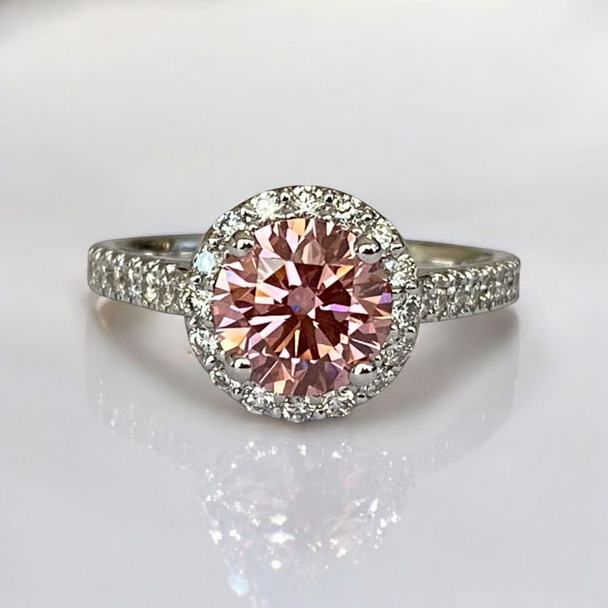 18 kt  Gold Engagement Ring with 1.51 Ct VS1 Pink Lab-Created Diamond and natutal diamonds