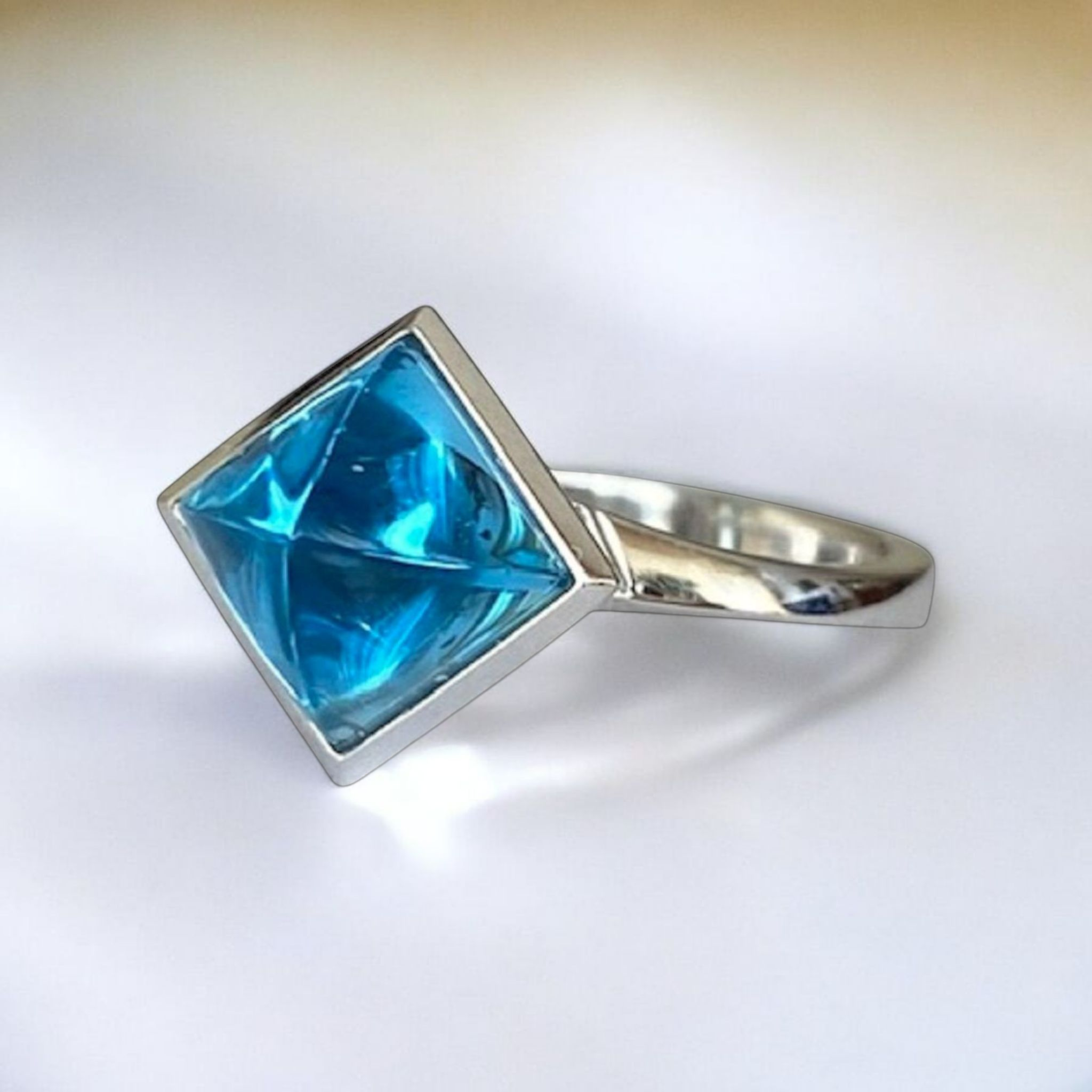 18 Kt White Gold Fashion Ring with 3.00 Ct Topaz & Diamonds