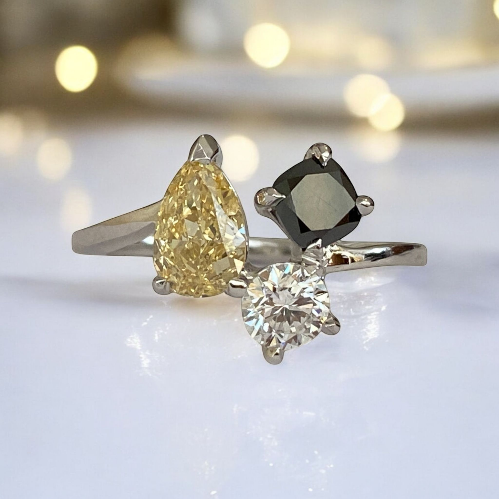 Exquisite 18K White Gold Engagement Ring – A Masterpiece of Contrast & Brilliance