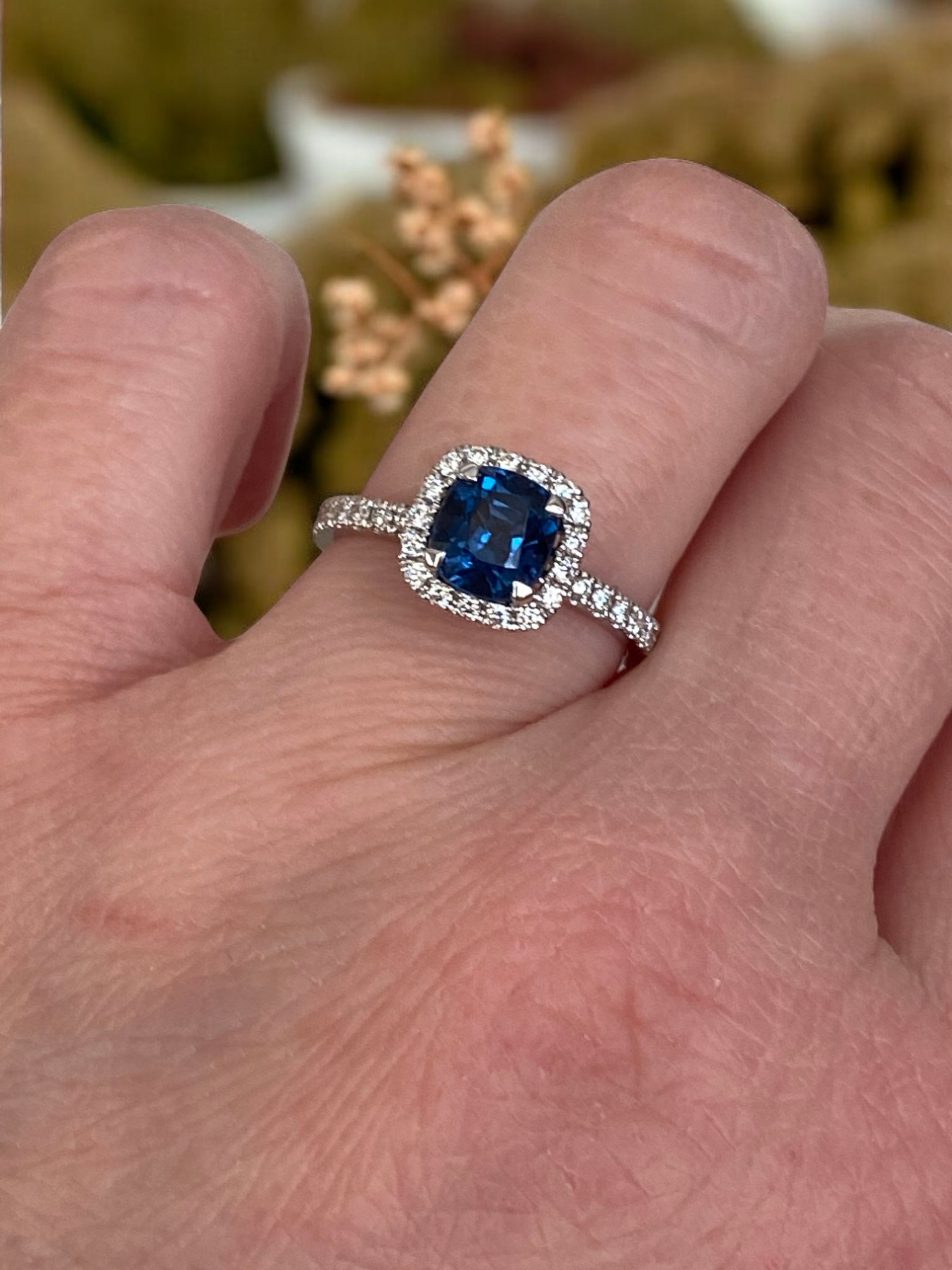 Certified 1.54 ct Natural color change Spinel and Diamonds 18 kt gold ring