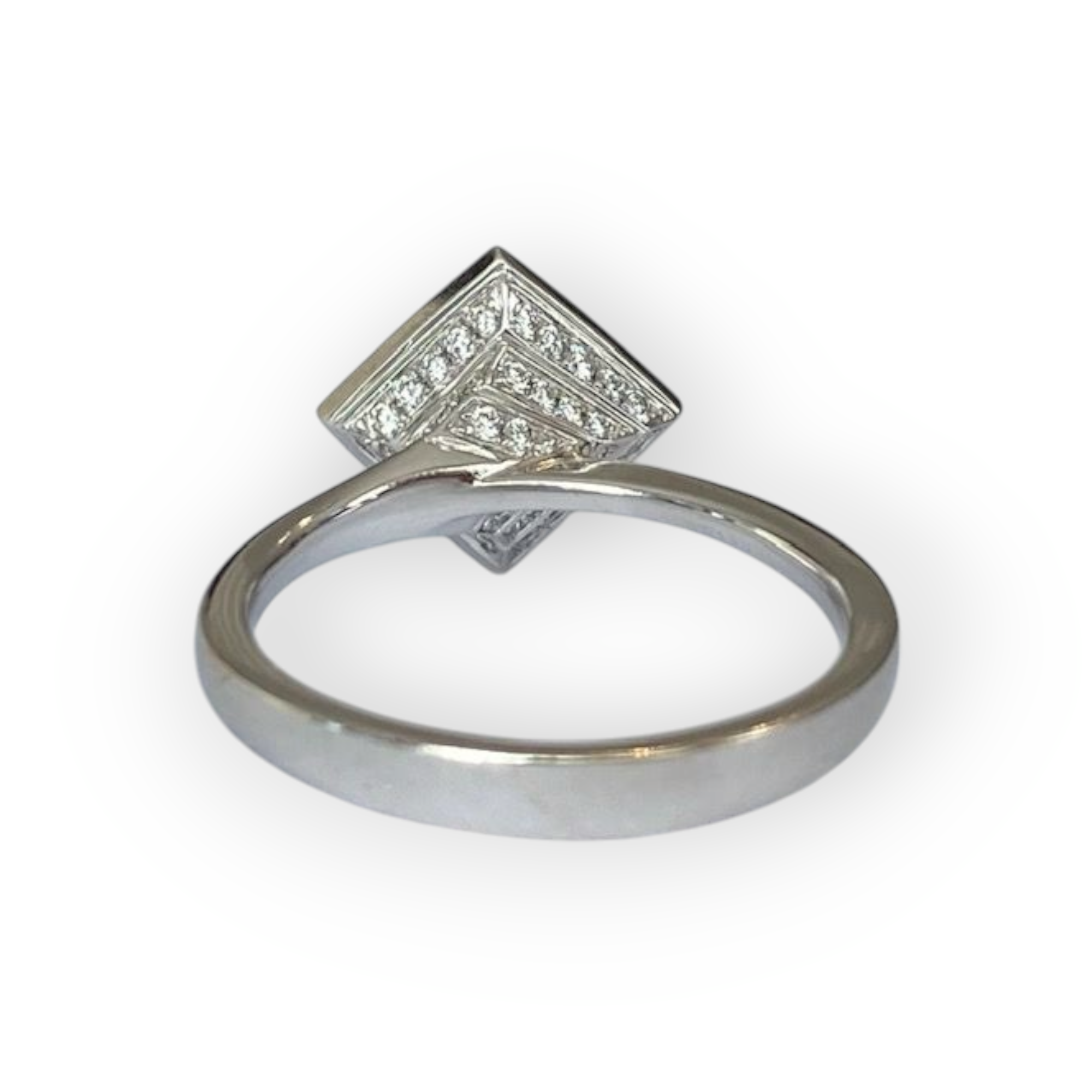 18 Kt White Gold Fashion Ring with 3.00 Ct Topaz & Diamonds