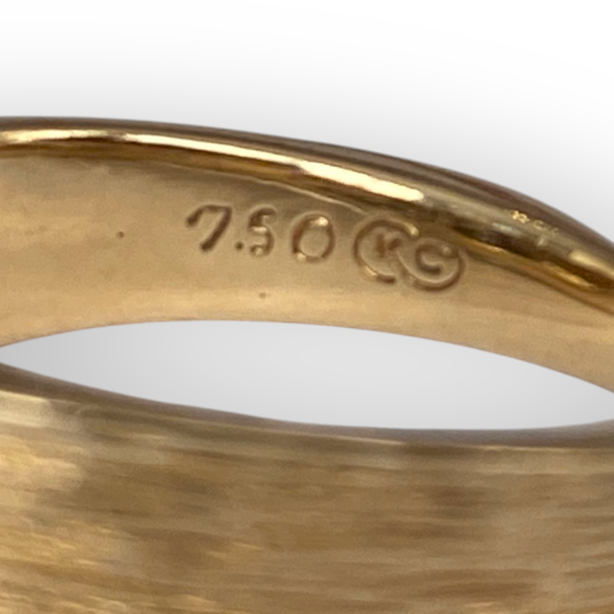 18 Kt Hammered Yellow Gold Band Ring with 0.22 Ct Diamonds