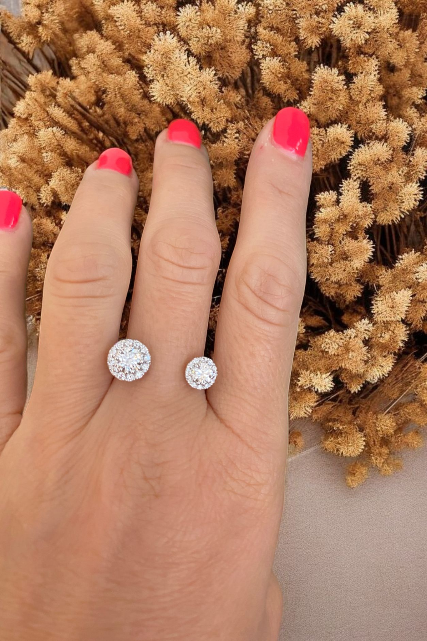 Stunning Modern Engagement 18K White Gold Diamond 'Toi et Moi' Ring