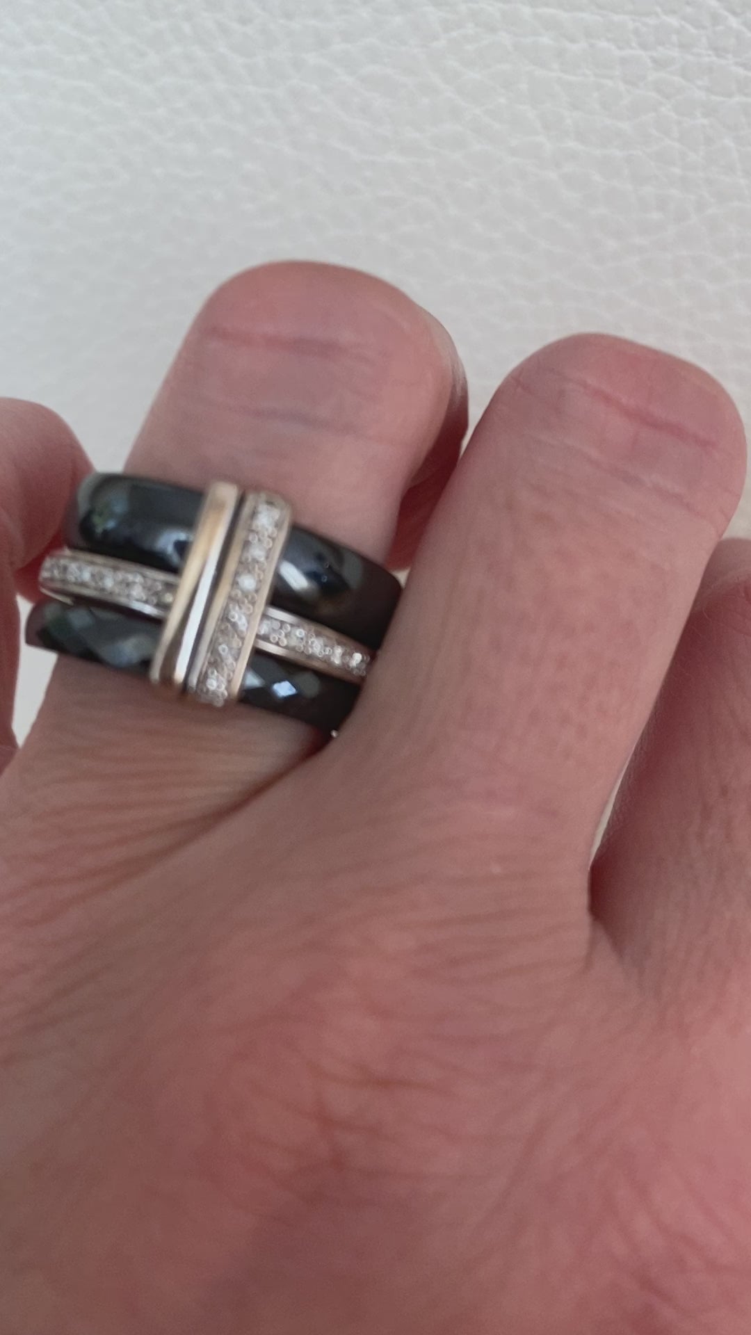 Guy Laroche white 18 kt gold/ceramic diamond ring