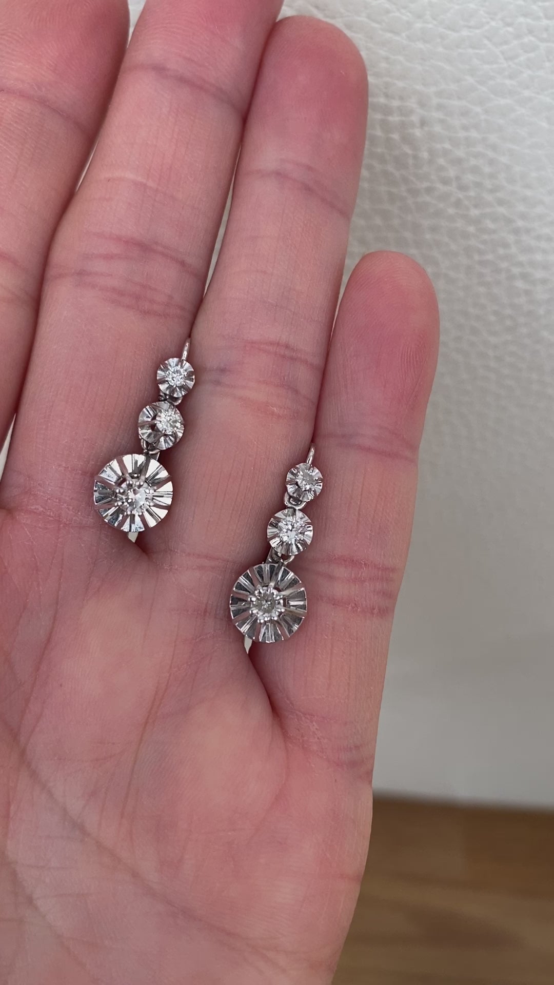 Vintage 18 kt White Gold Drop Earrings with Diamonds